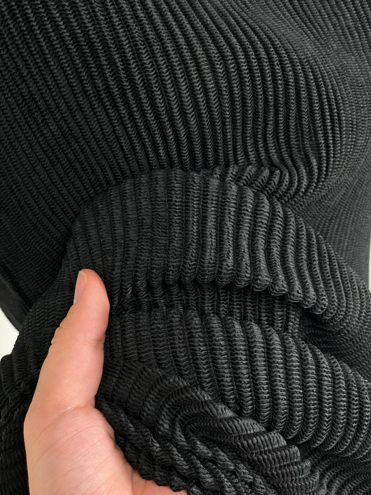 Abito nero con doppia plissettatura