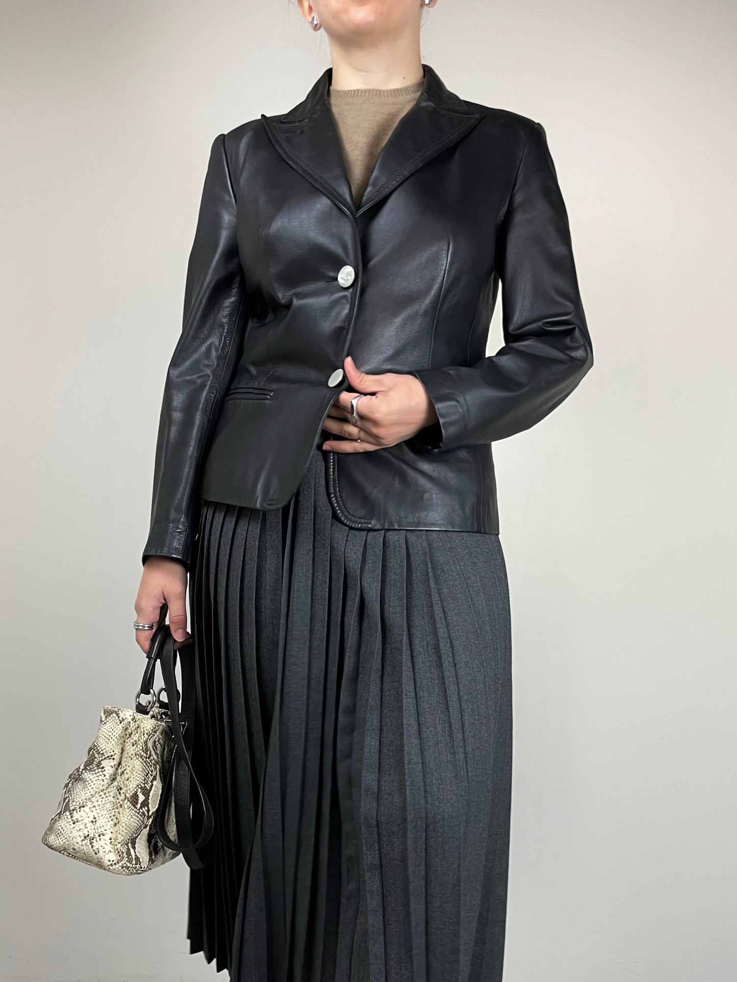 Blazer in vera pelle blu notte con bottoni in madreperla