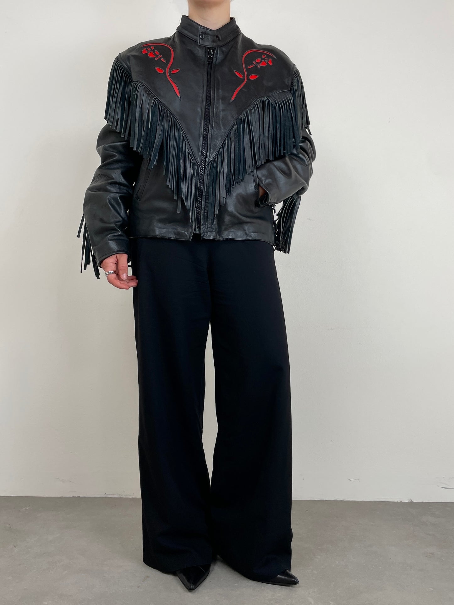 Chiodo vintage in pelle con frange e rose
