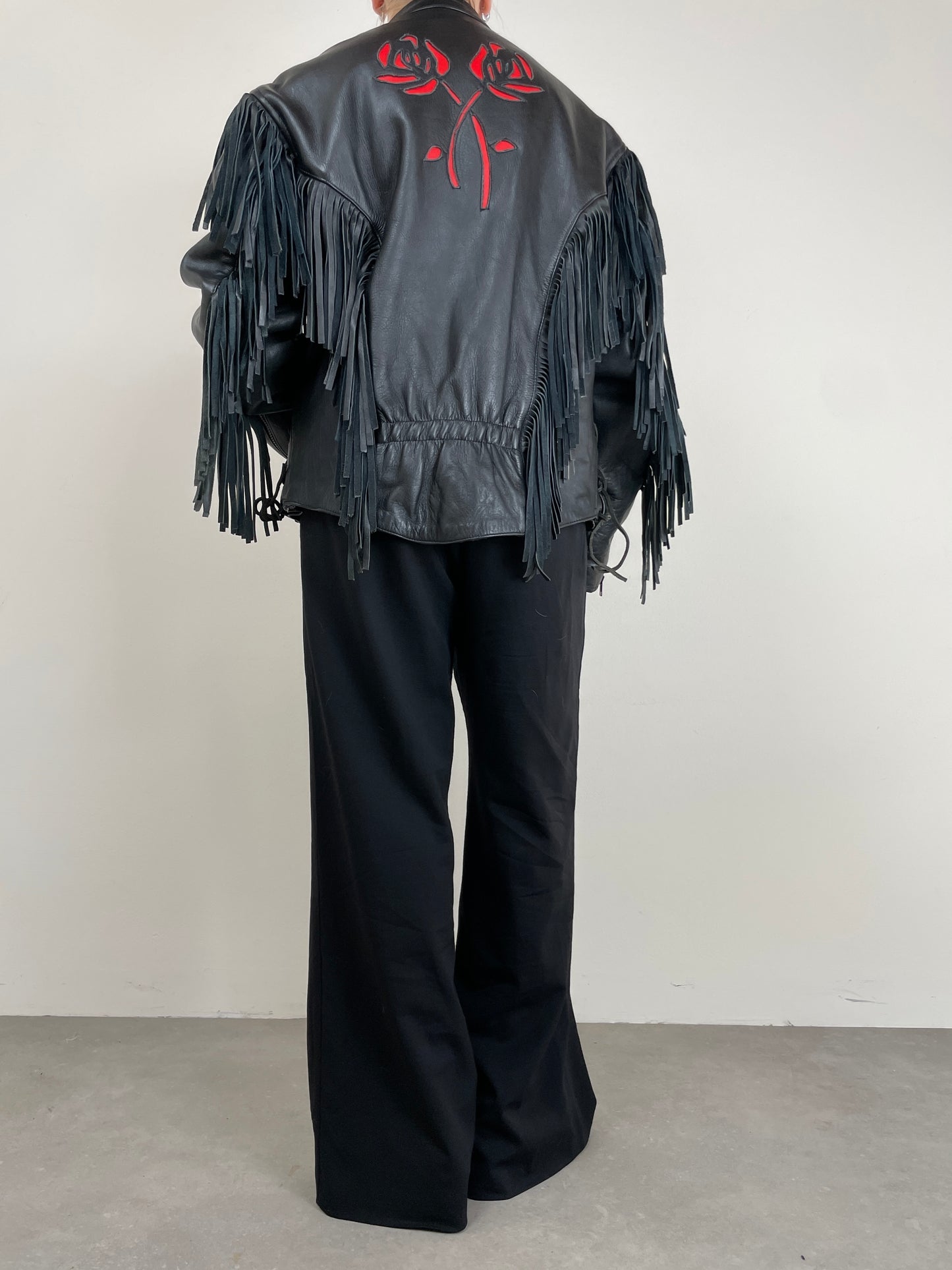 Chiodo vintage in pelle con frange e rose