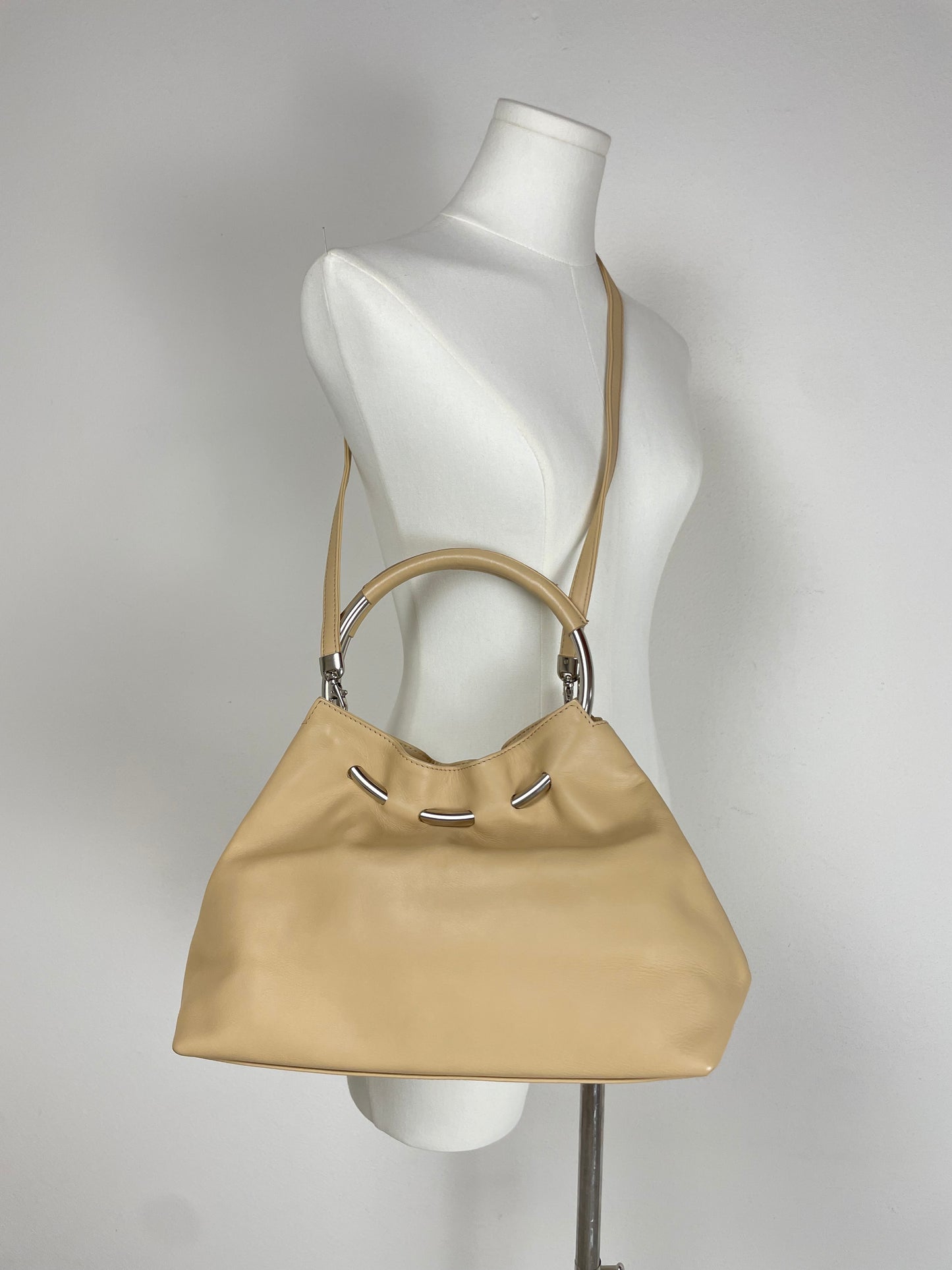 Borsa in vera pelle con manici in metallo