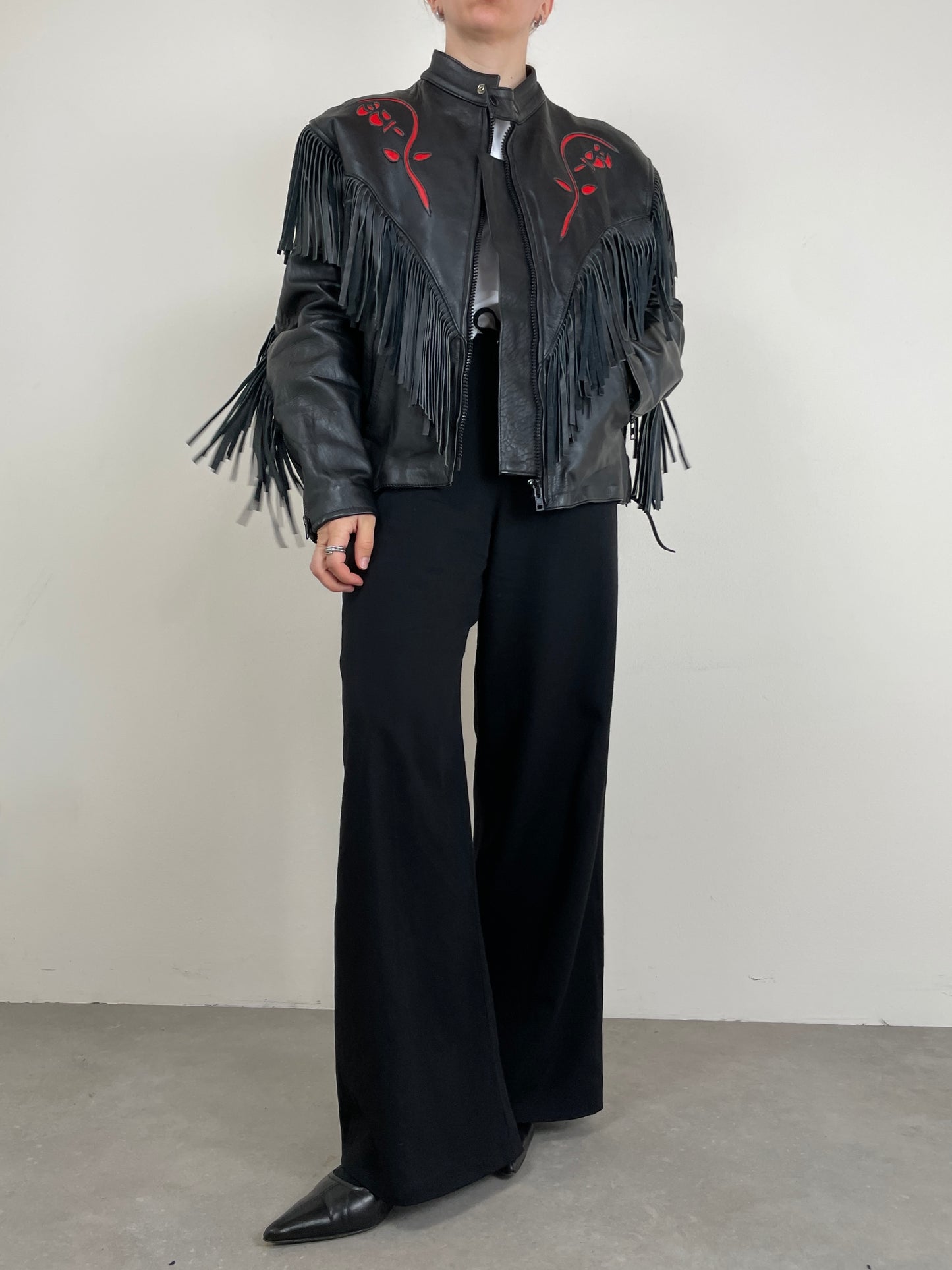 Chiodo vintage in pelle con frange e rose