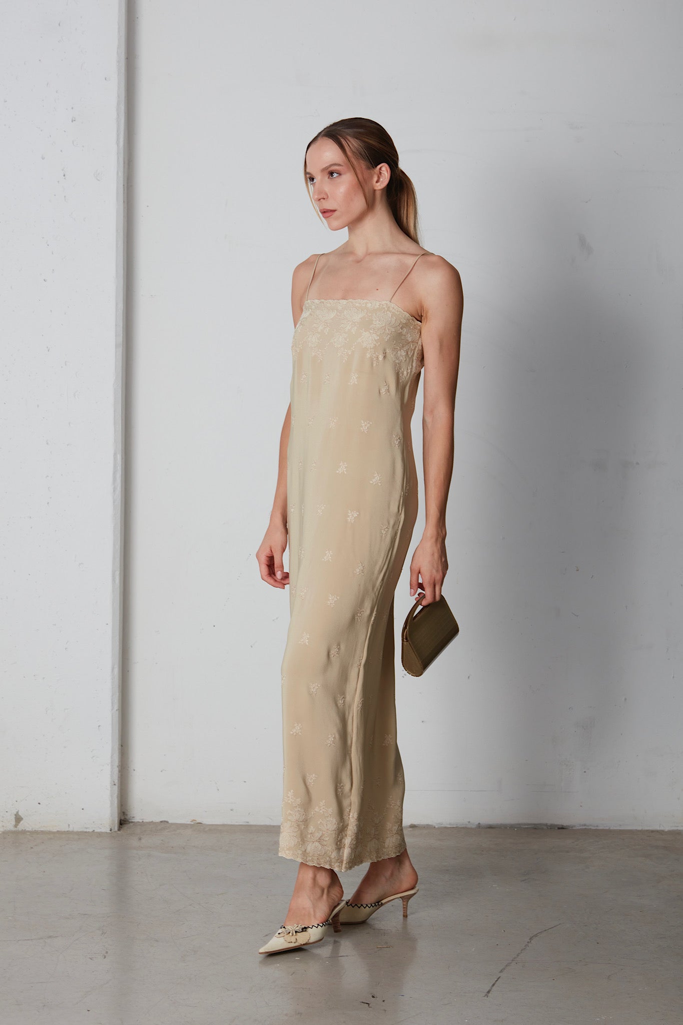 Alberta Ferretti abito in pura seta ricamata