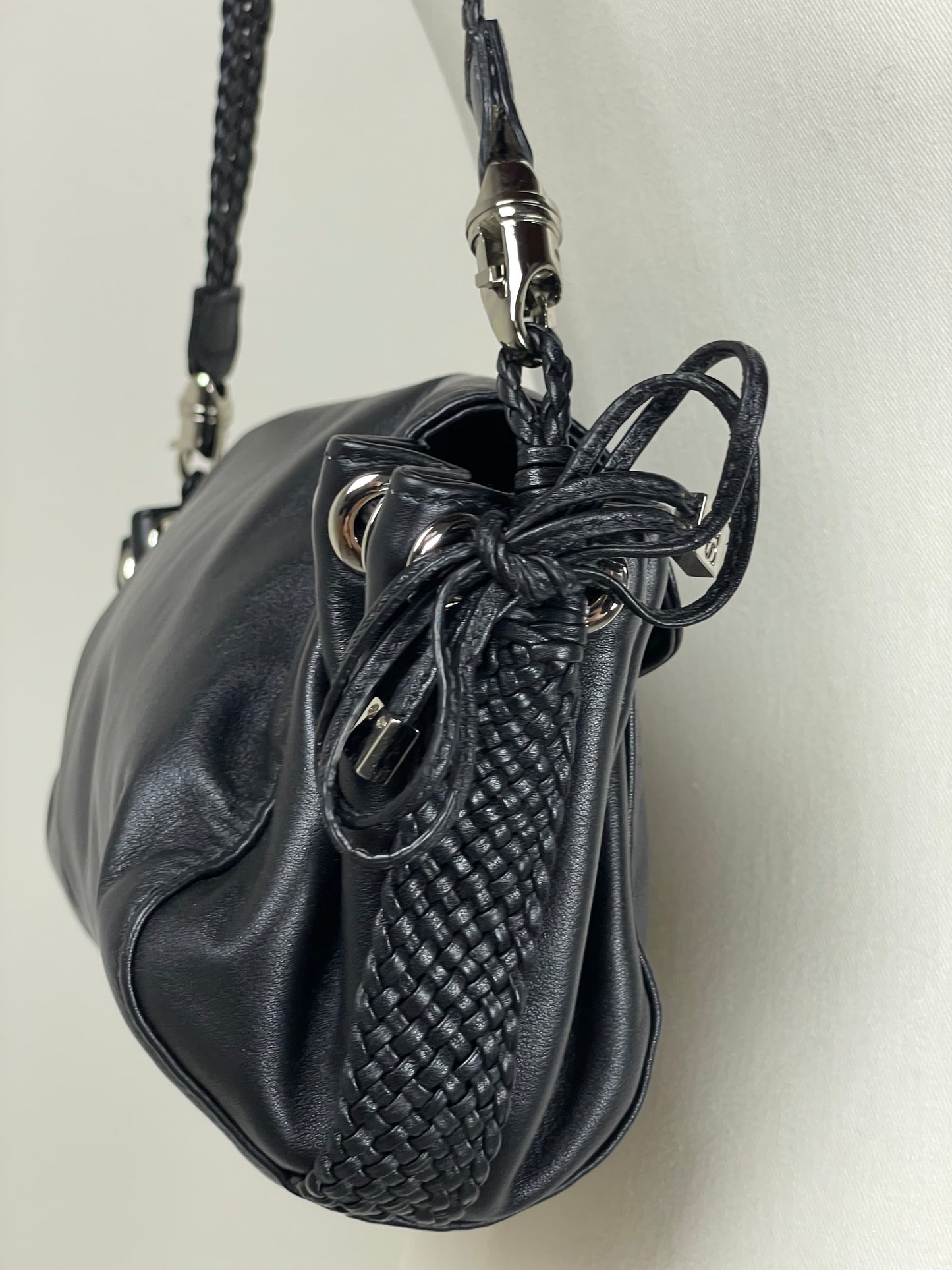Borsa baguette in pelle nera con manico intrecciato