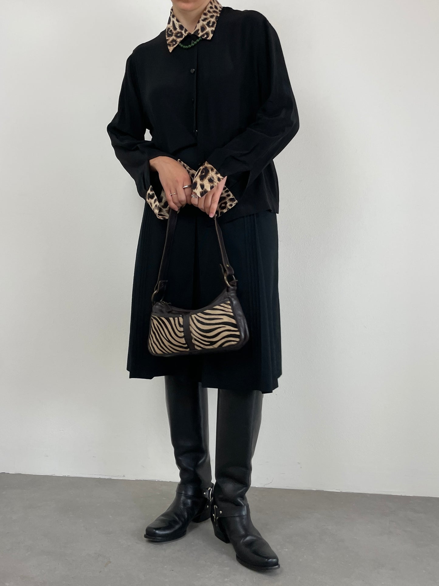 Camicia in pura seta nera con inserti leopardati