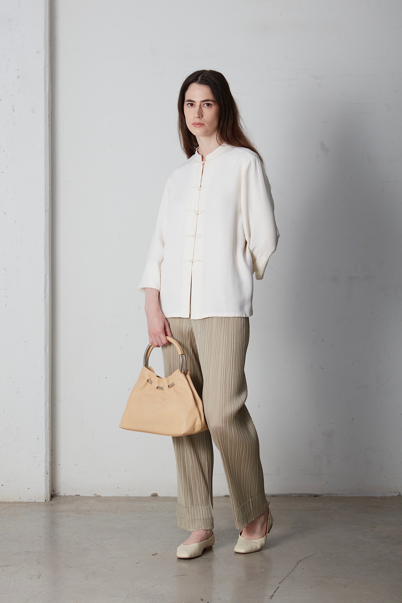 Borsa in vera pelle con manici in metallo