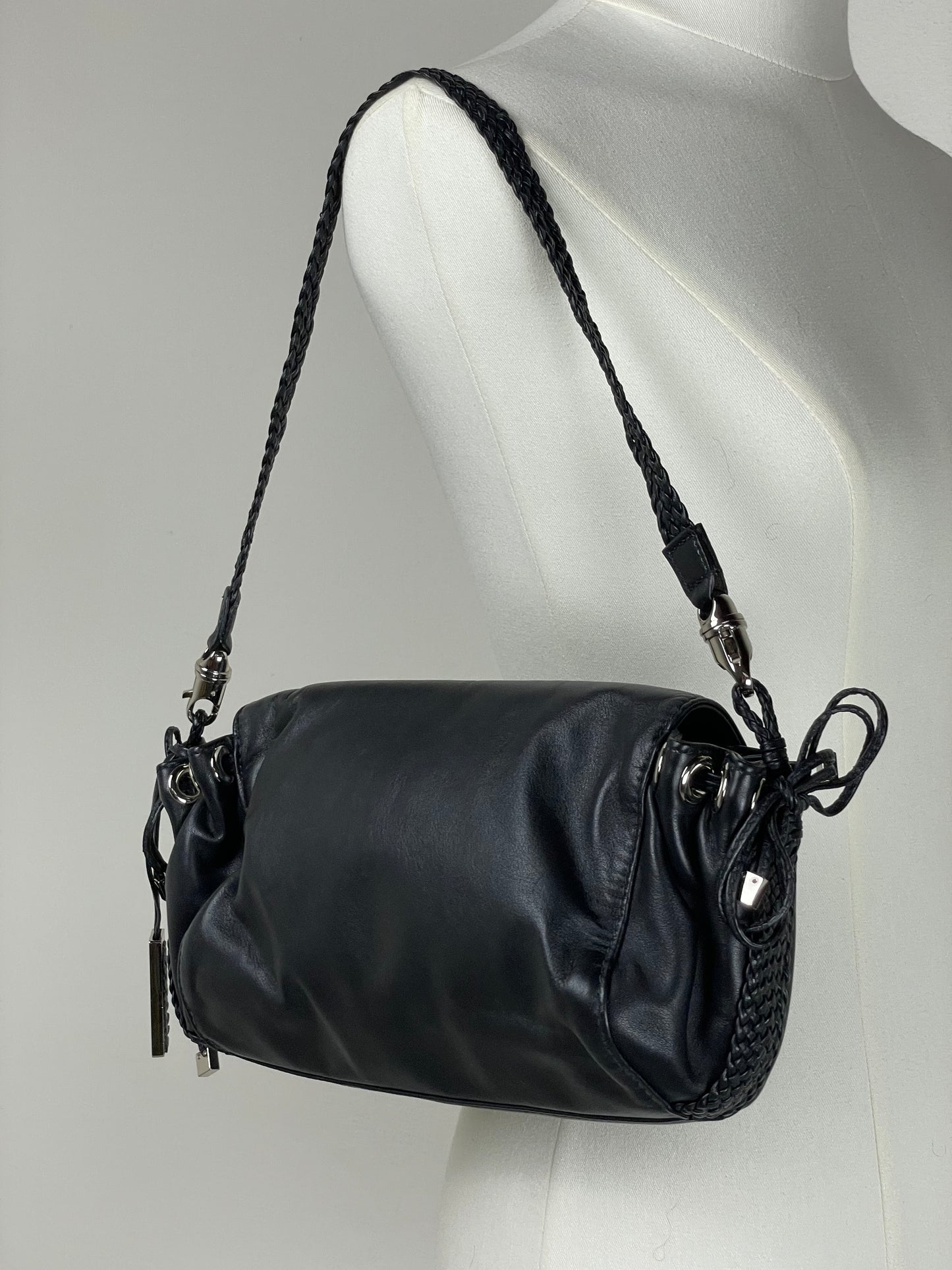 Borsa baguette in pelle nera con manico intrecciato