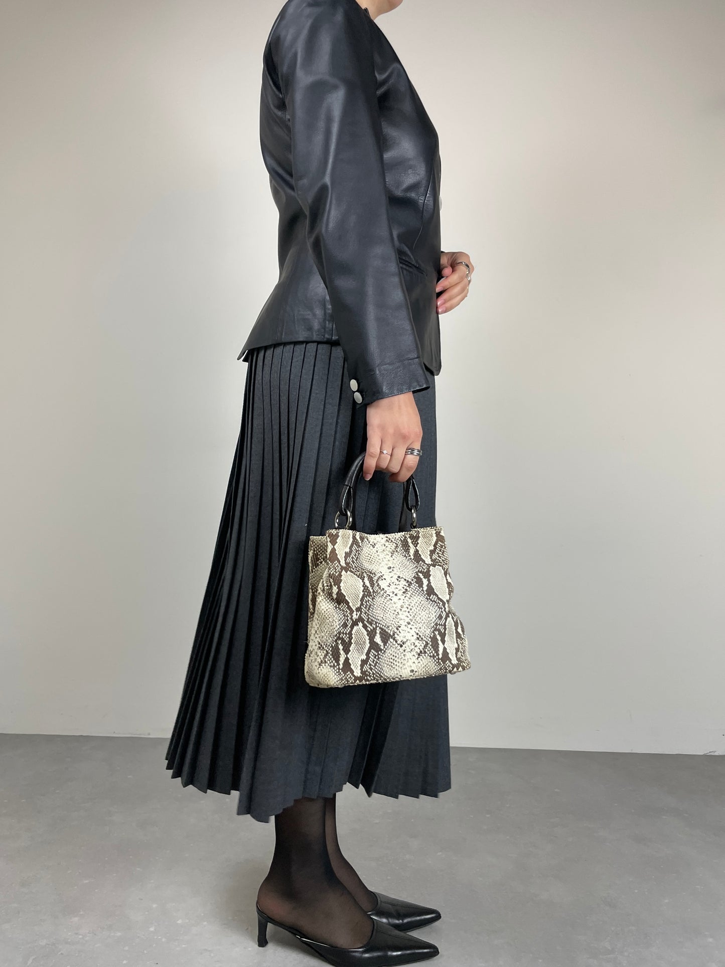 Blazer in vera pelle blu notte con bottoni in madreperla