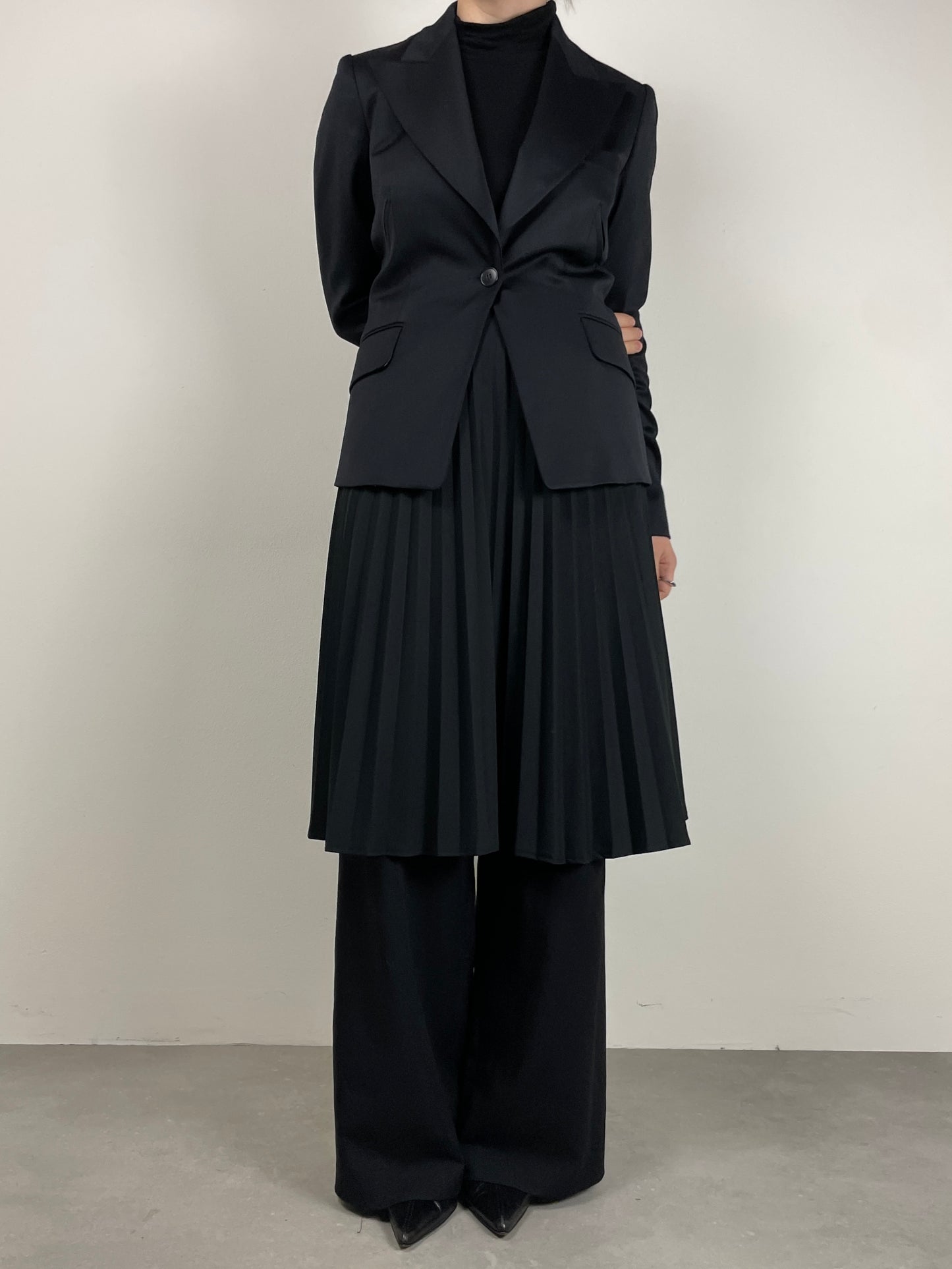 Blazer nero in lana con tagli