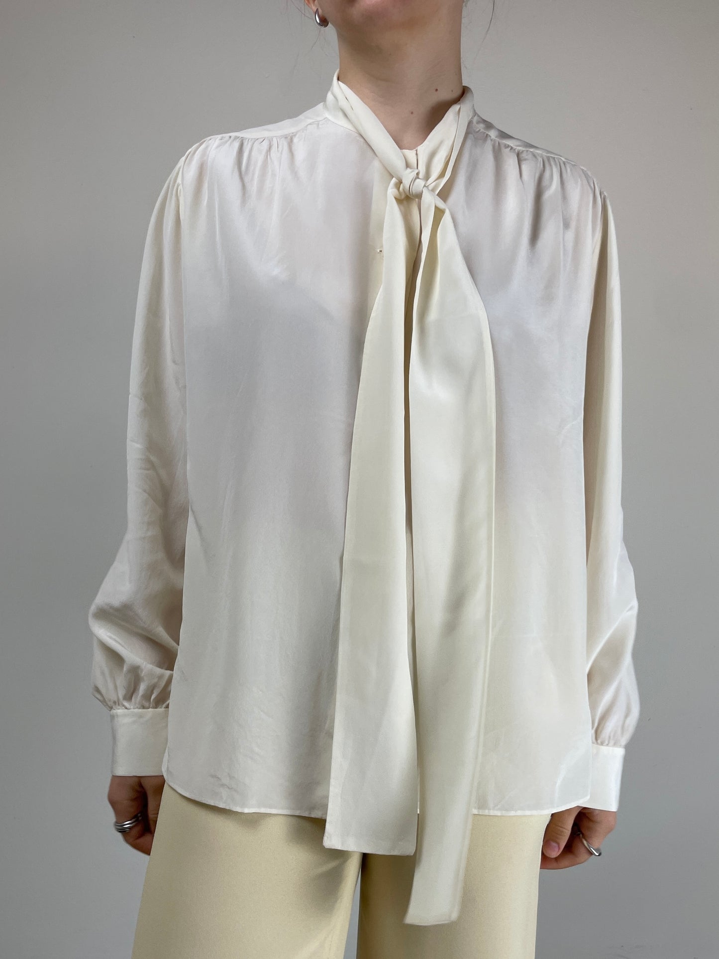 Camicia vintage in seta con collo lavallière