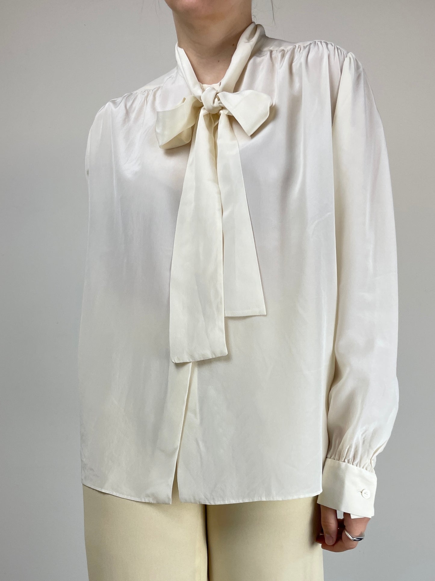 Camicia vintage in seta con collo lavallière