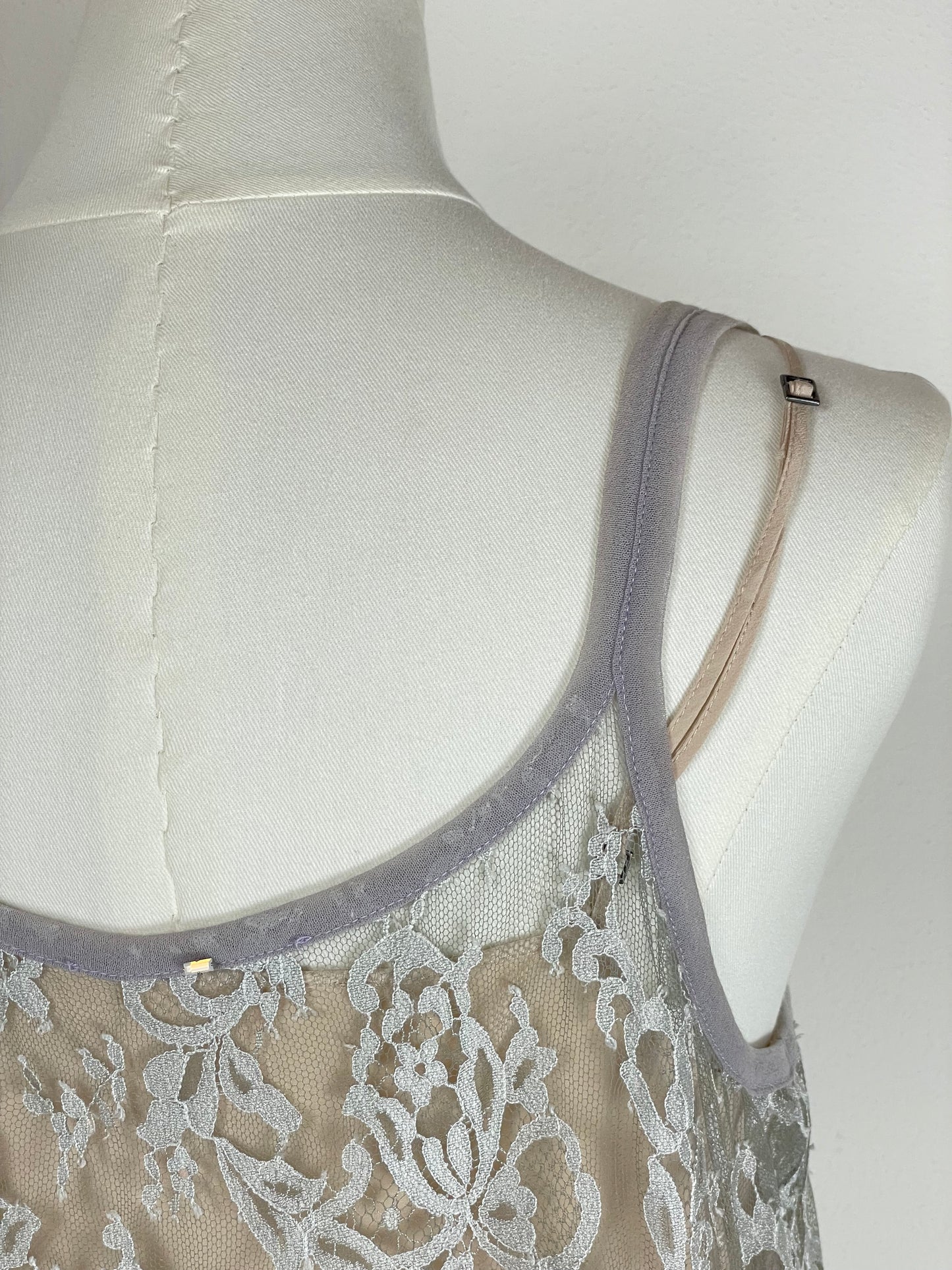 Slip dress in pizzo con sottoveste in seta
