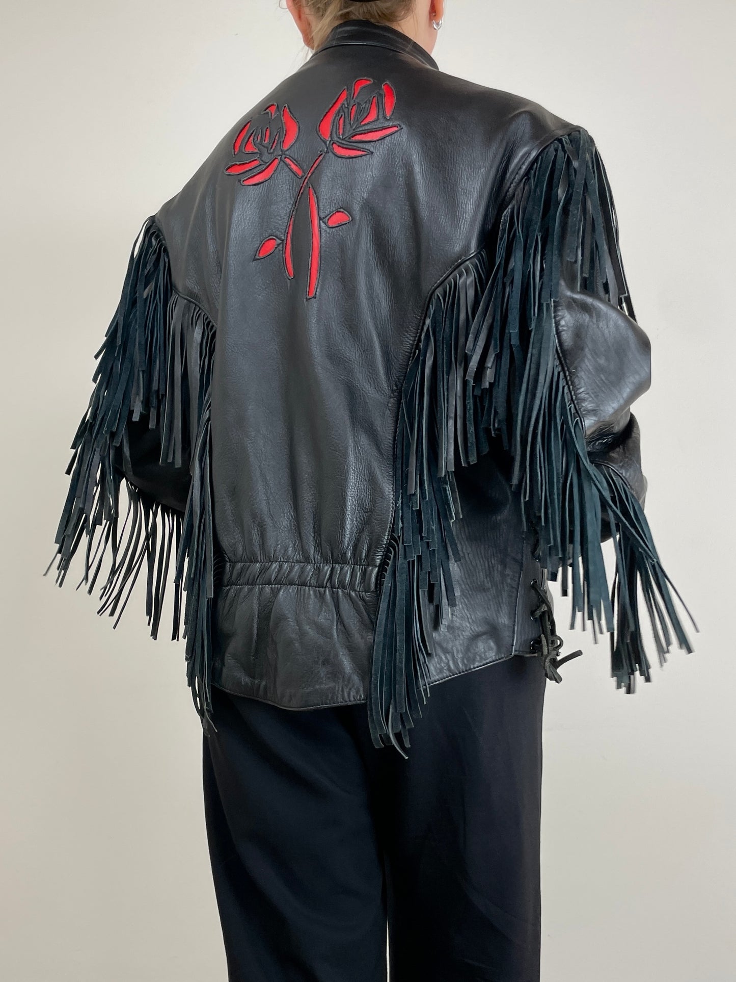 Chiodo vintage in pelle con frange e rose