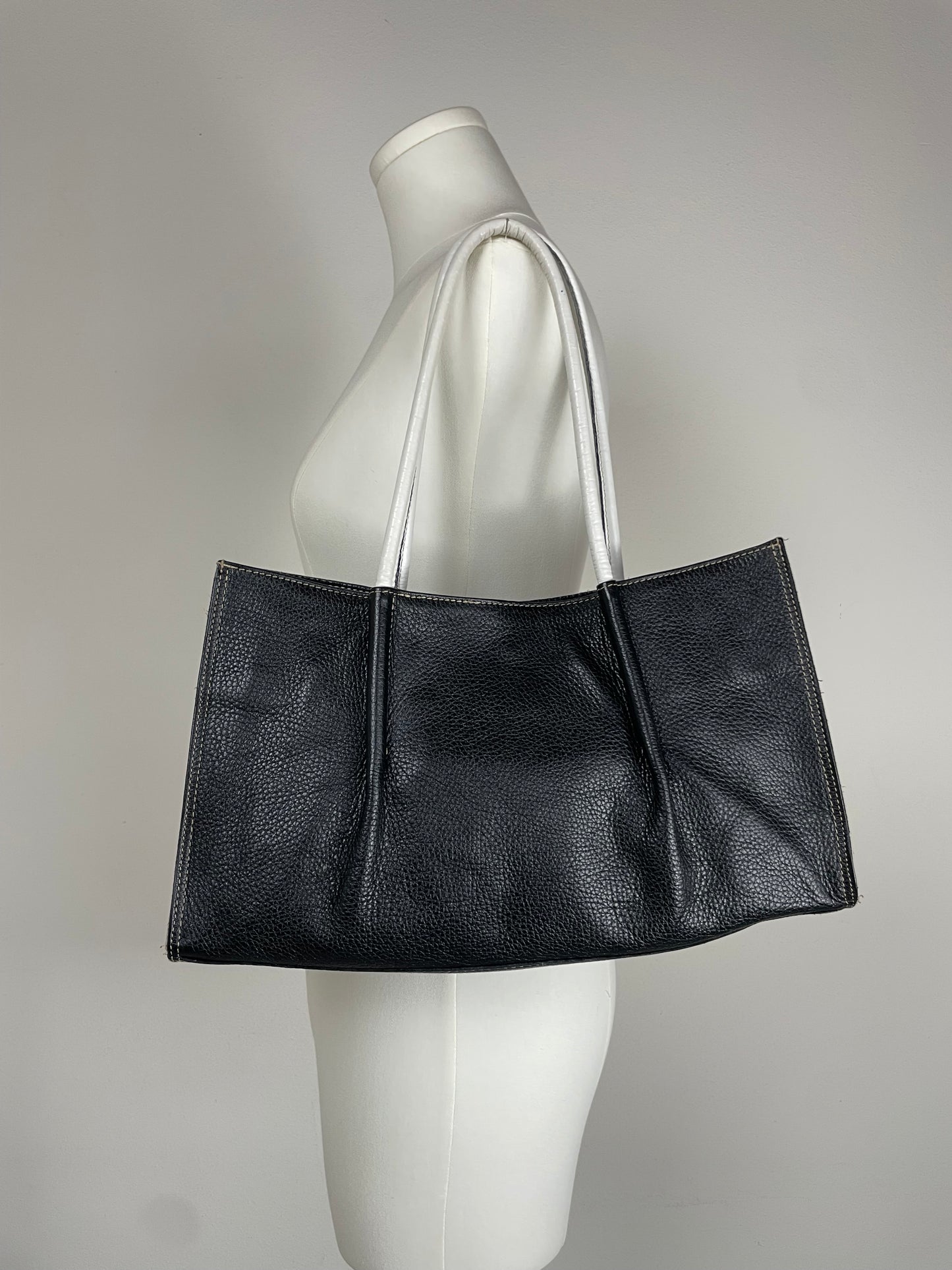 Shopper in vera pelle nera con inserti bianchi