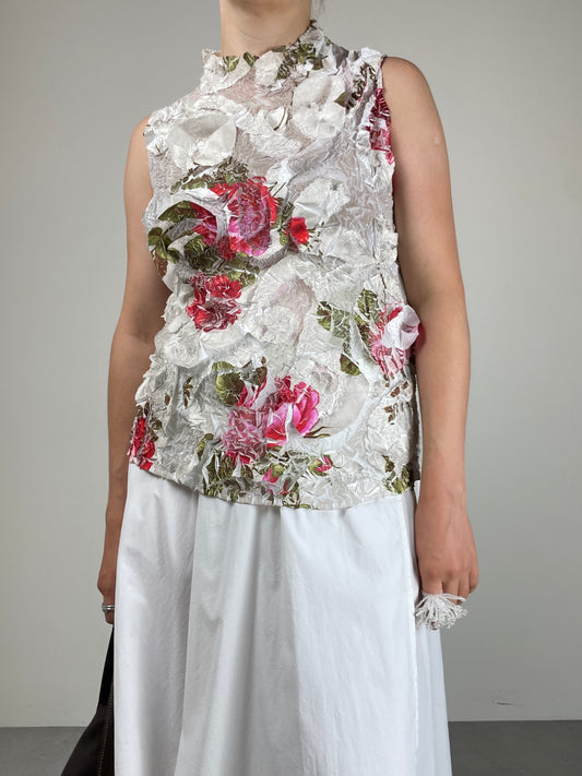 Top a fantasia crinkle con applicazioni tridimensionali