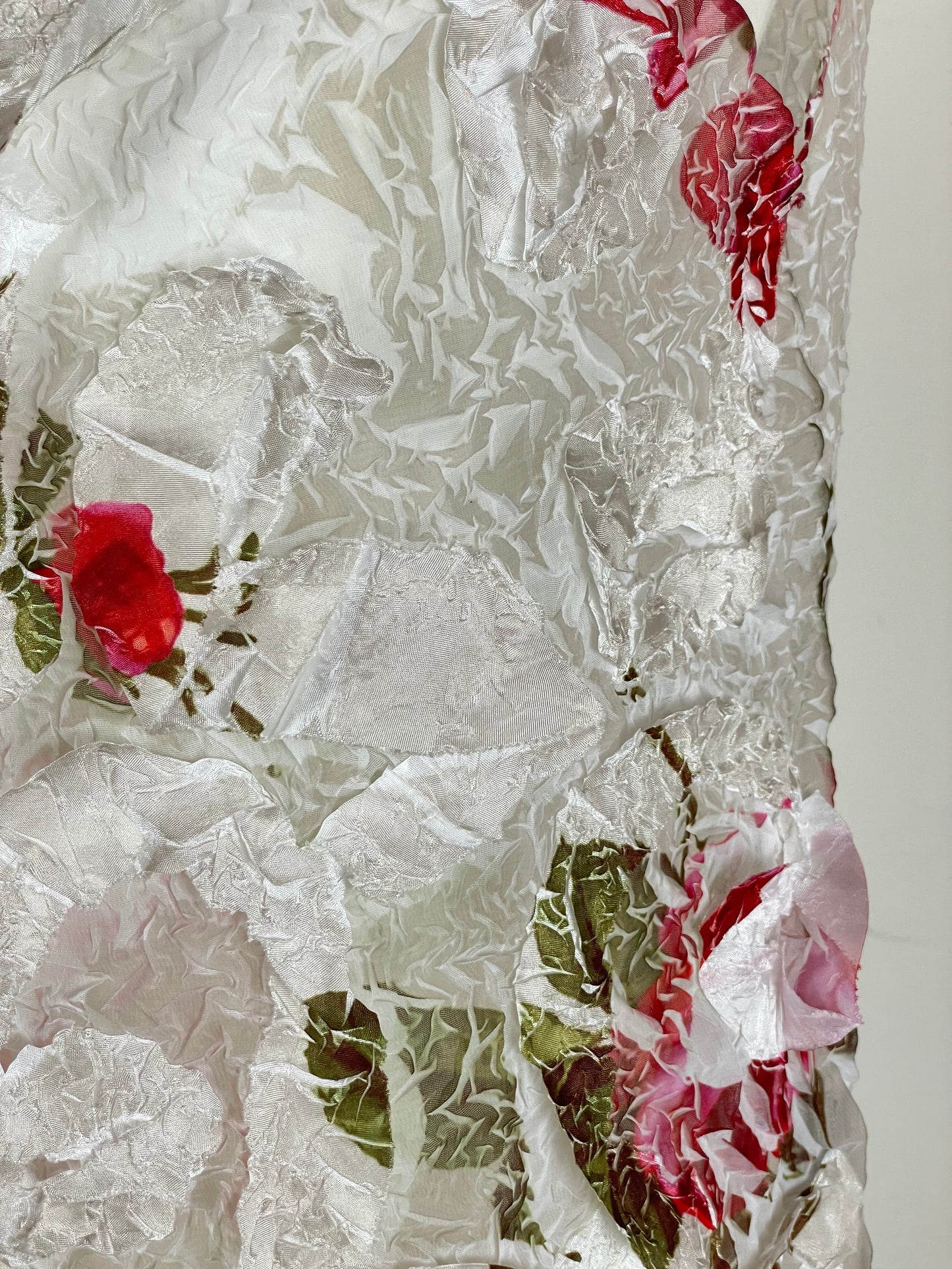 Top a fantasia crinkle con applicazioni tridimensionali