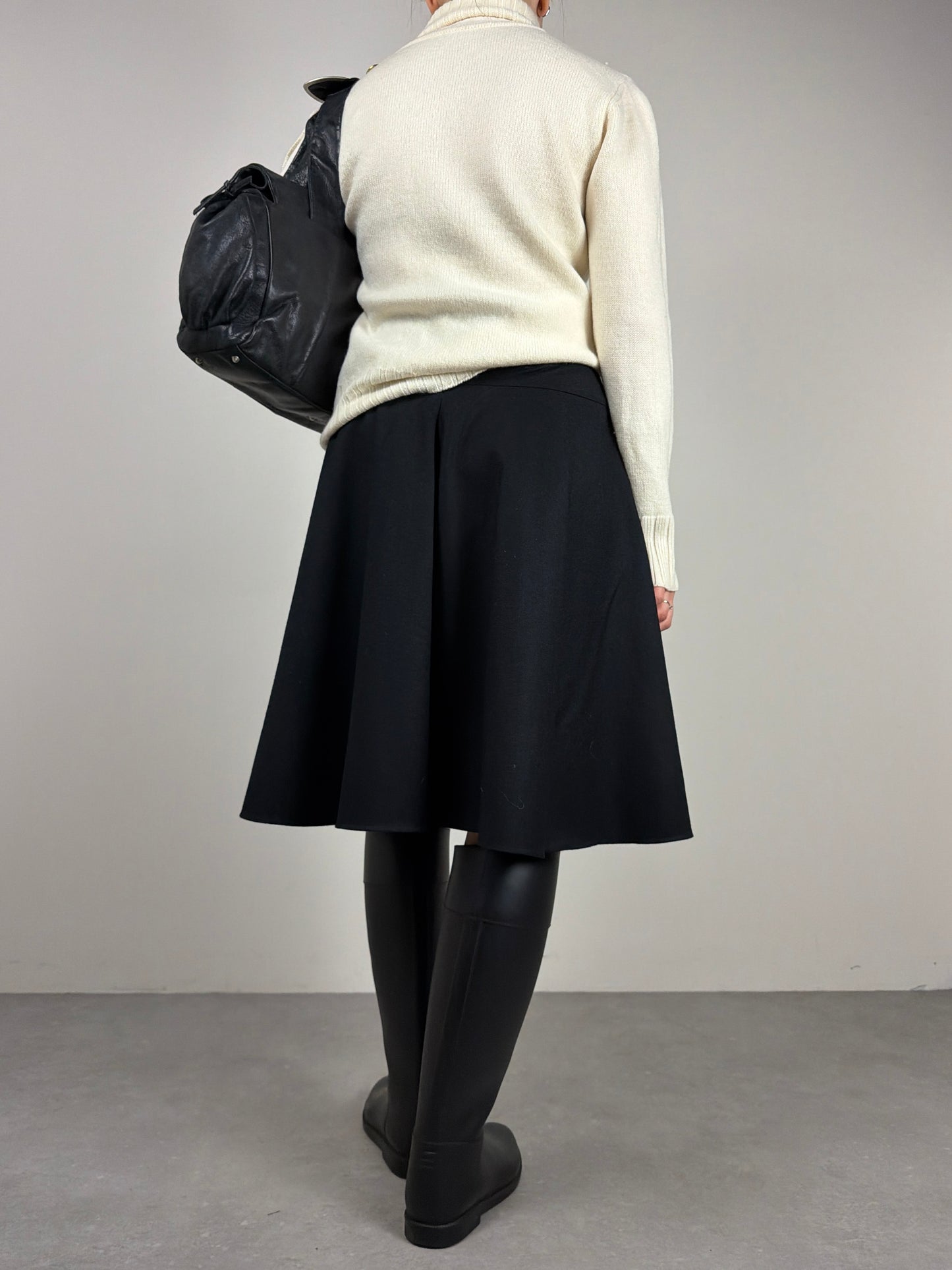 Maglione in pura lana con abbottonatura sulla manica