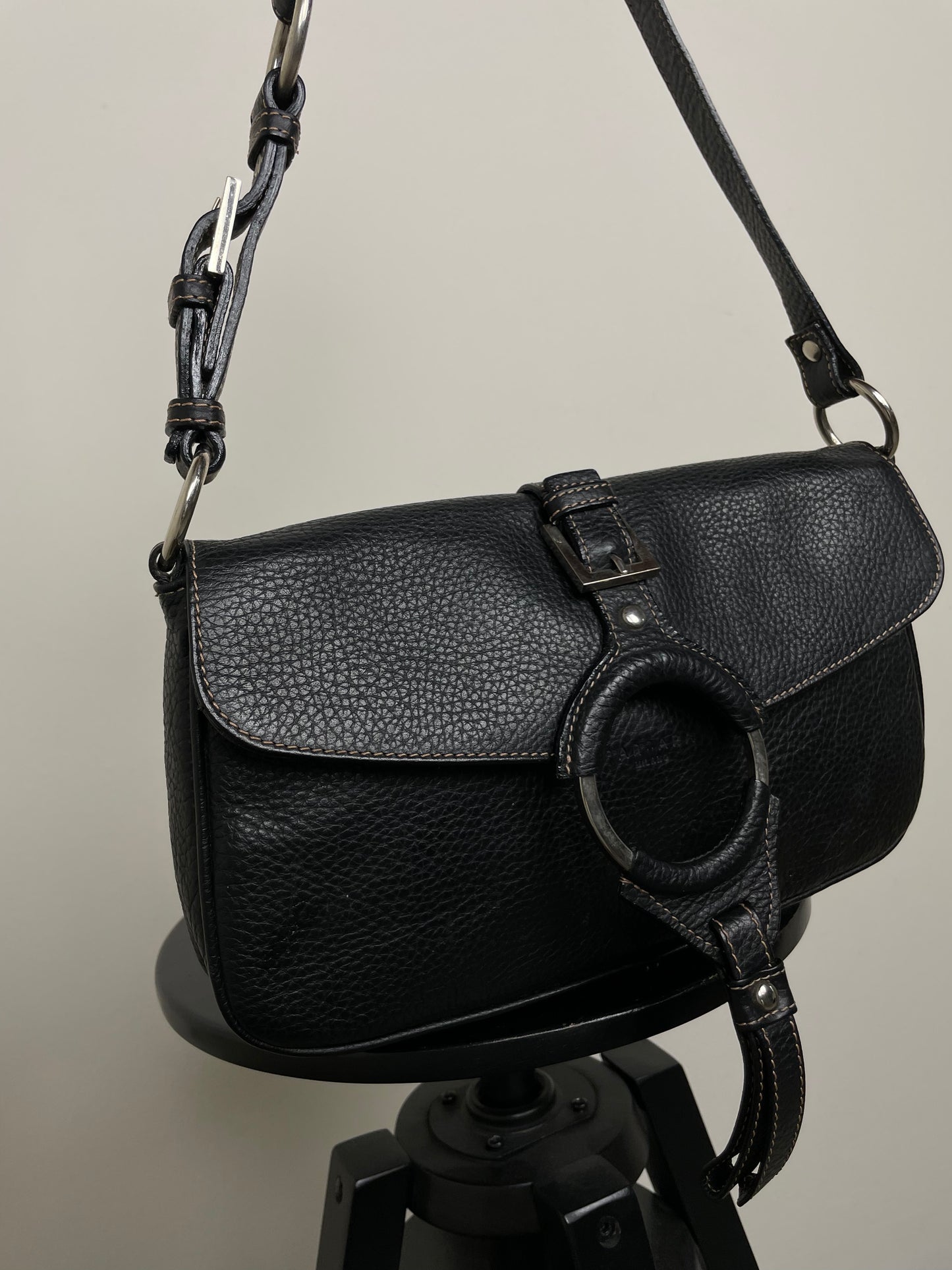 Borsa vintage in pelle martellata nera