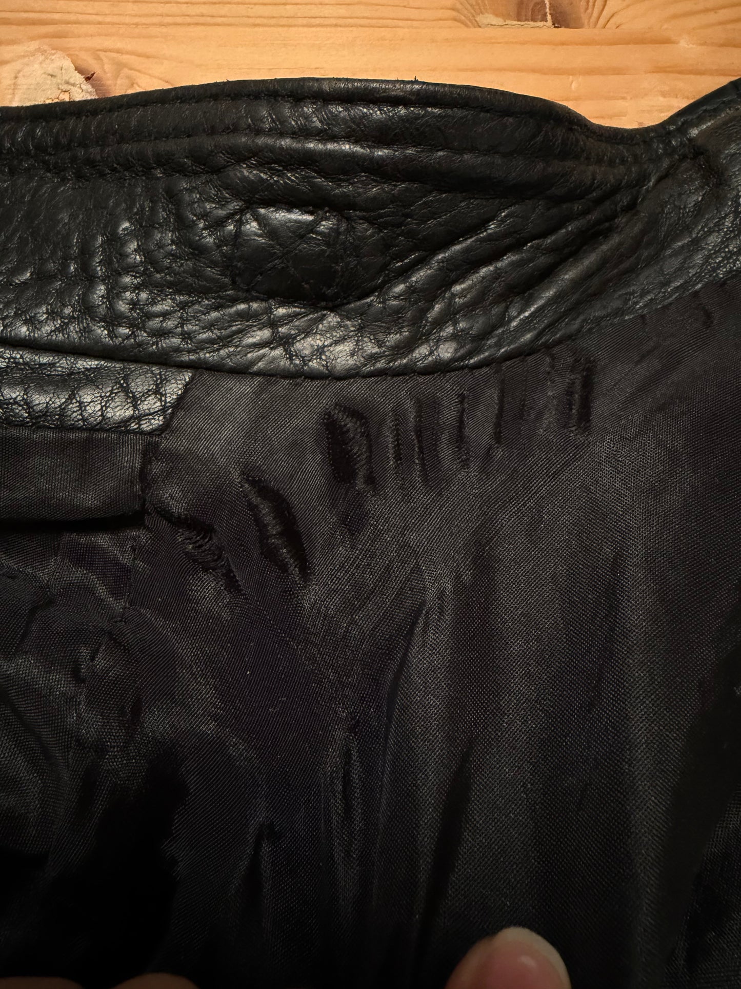 Bomber over in vera pelle nera con colletto alto