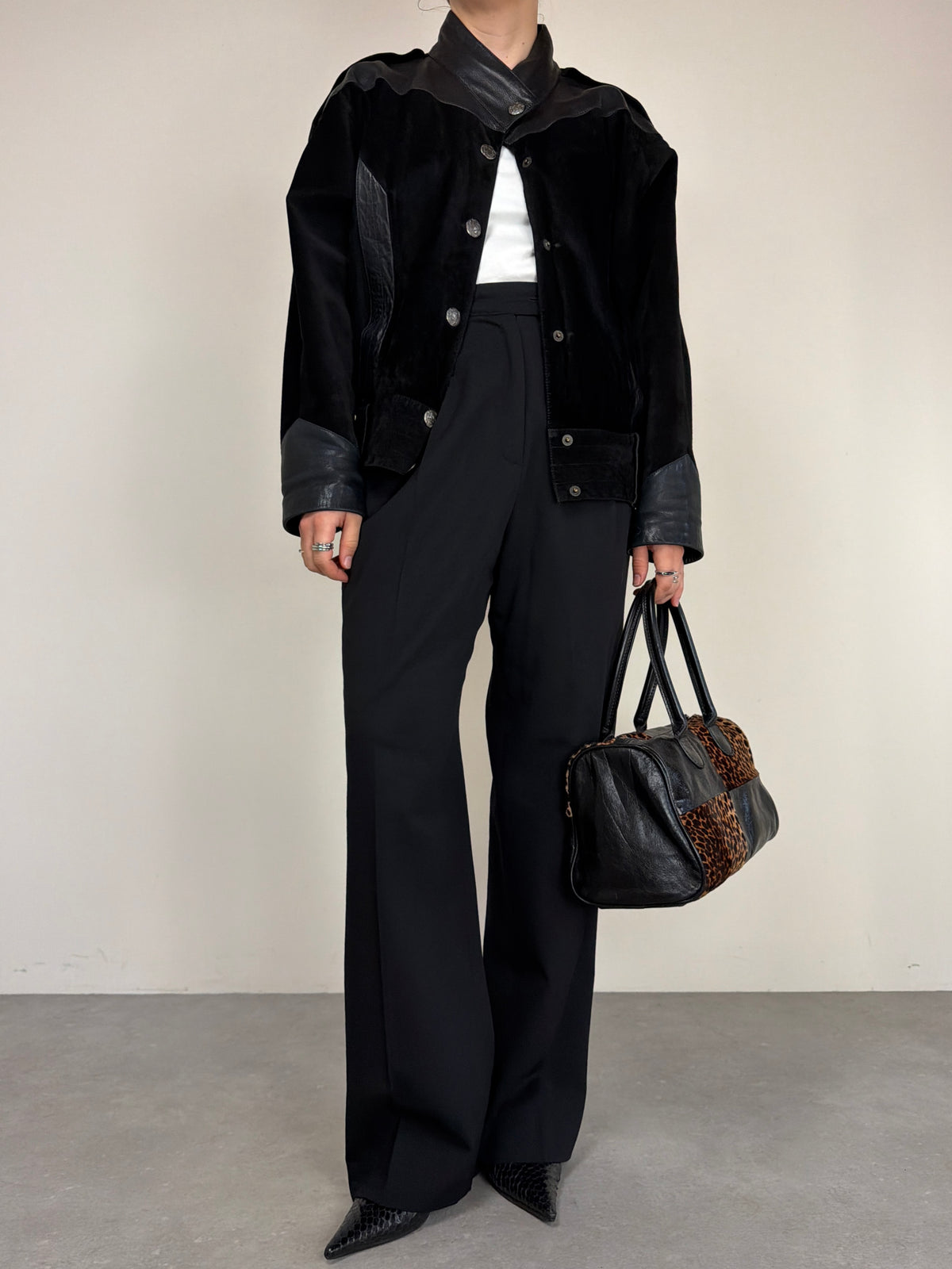 Bomber vintage in camoscio nero con inserti in pelle grigia