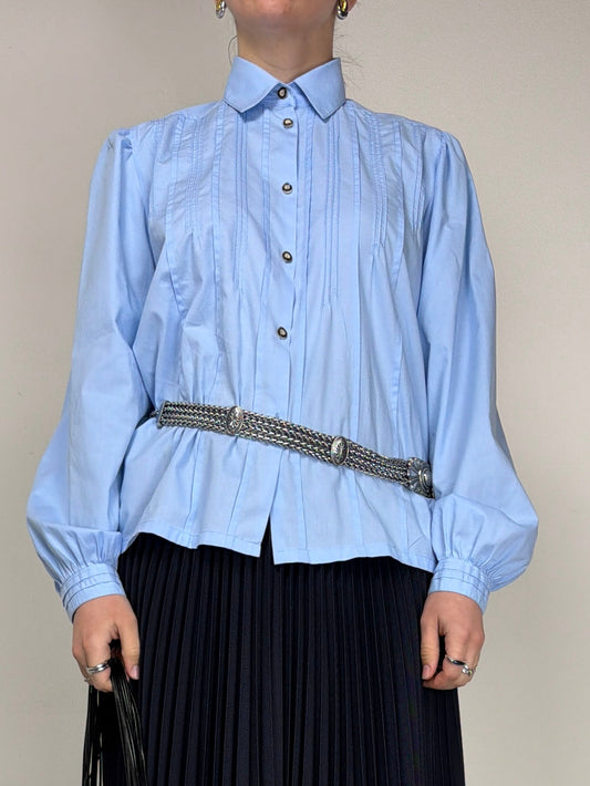 Camicia azzurra in cotone con pieghe