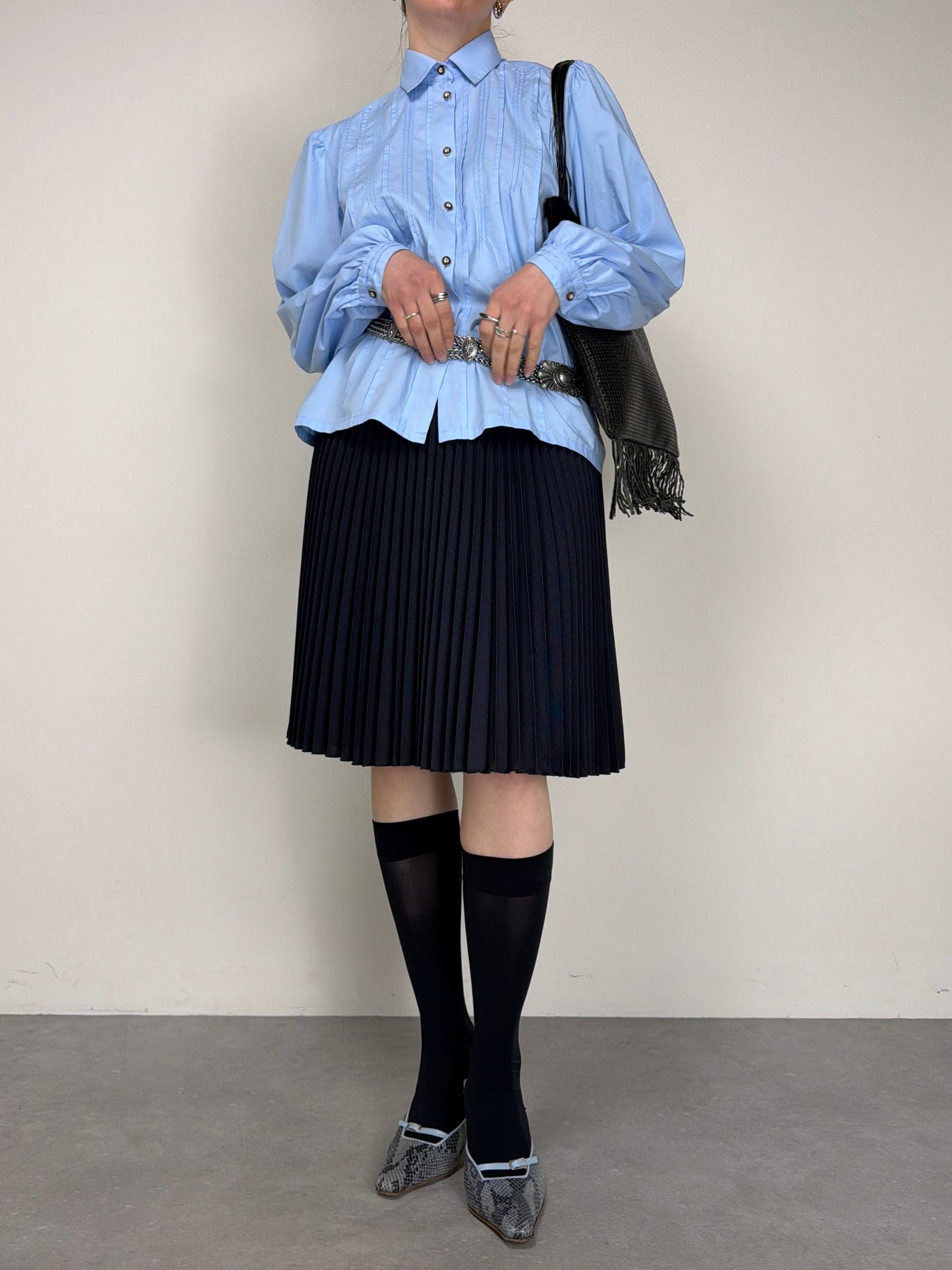 Camicia azzurra in cotone con pieghe