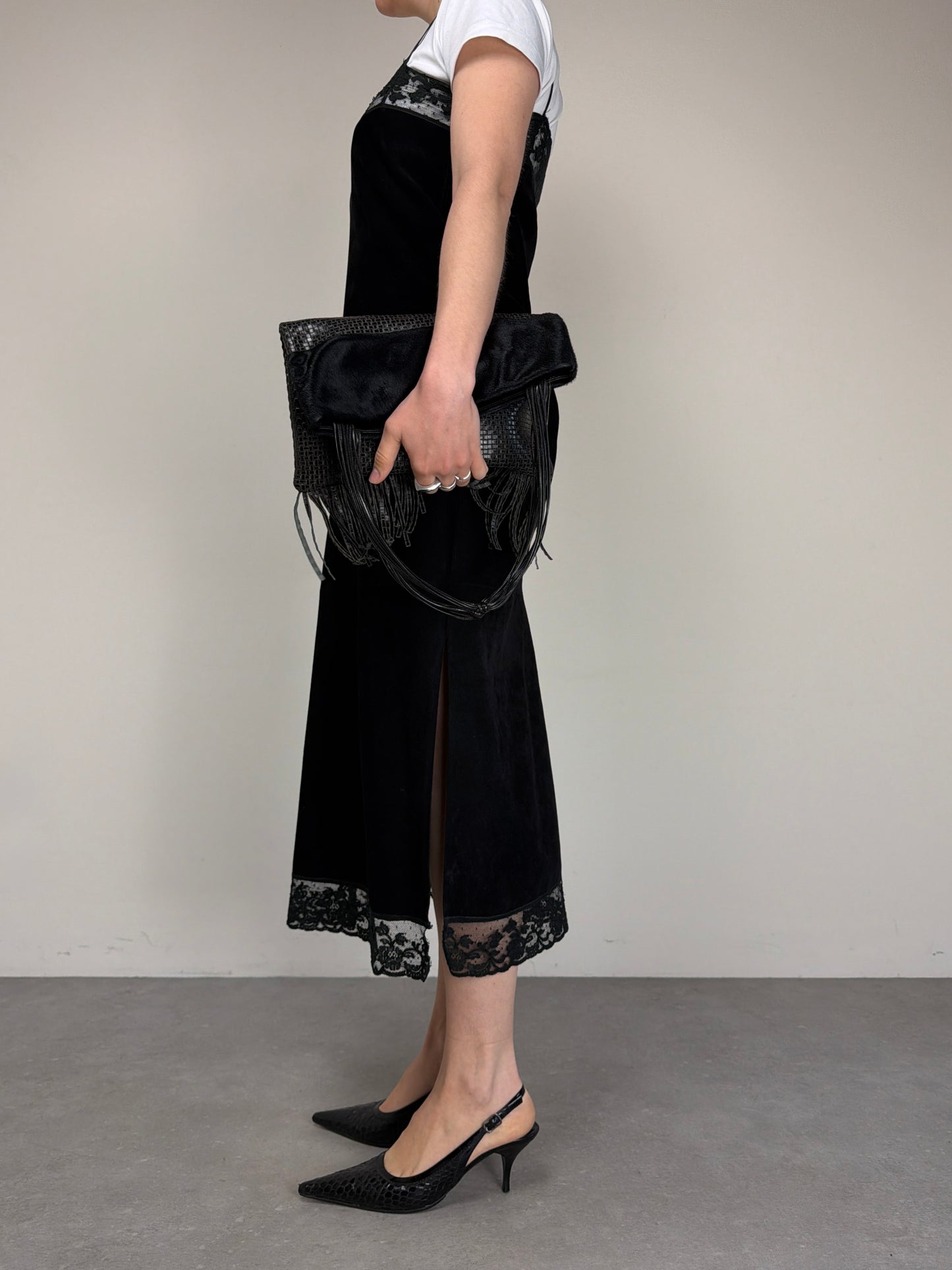 Slip dress vintage in camoscio nero con pizzo