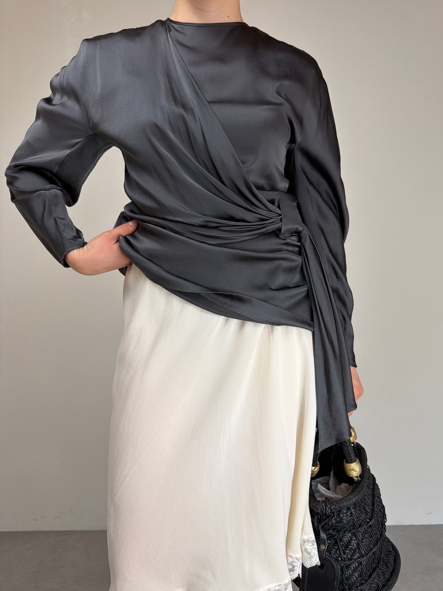 Blusa in pura seta grigia con drappeggio