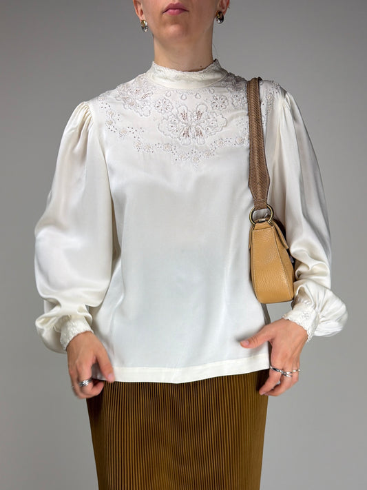 Blusa in seta ricamata a mano