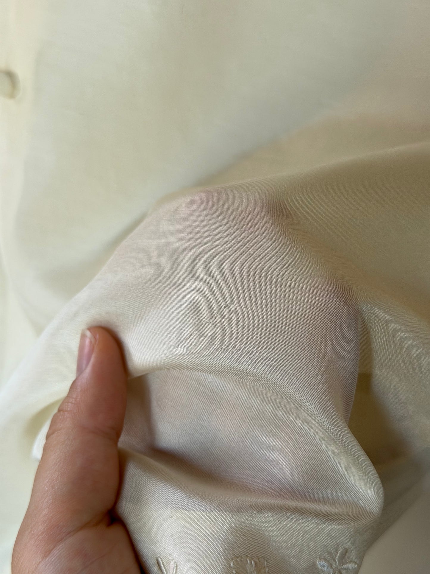 Camicetta orientale in seta con ricami fatti a mano