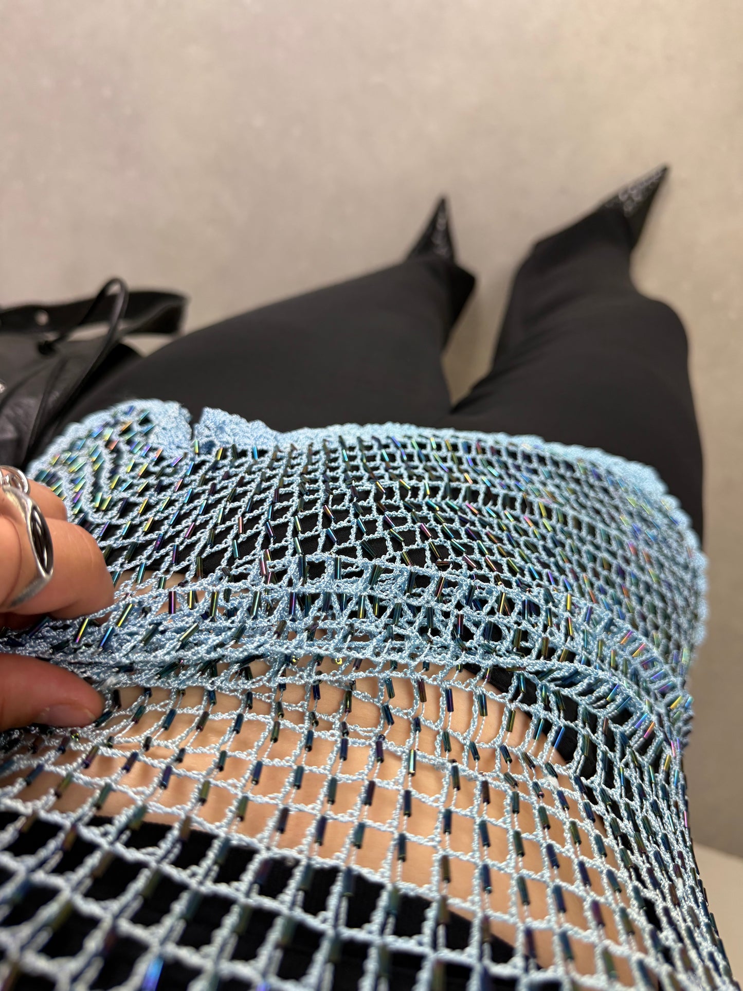 Maglia vintage a rete crochet azzurra con perline cangianti