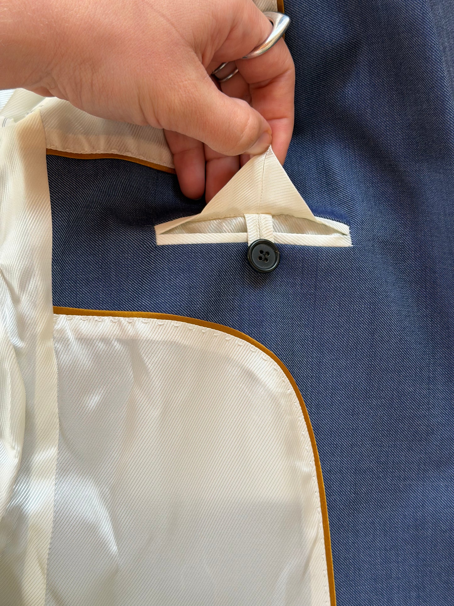 Blazer strutturato in pura lana con dettaglio del piercing sul retro