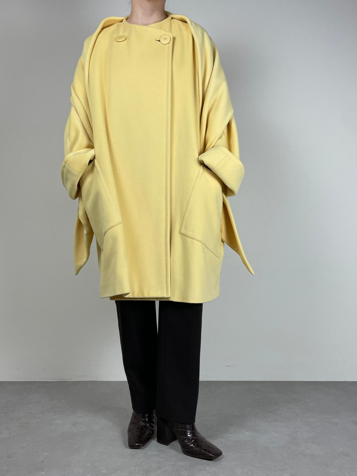 Cappotto in lana angora e cashmere con sciarpa integrata