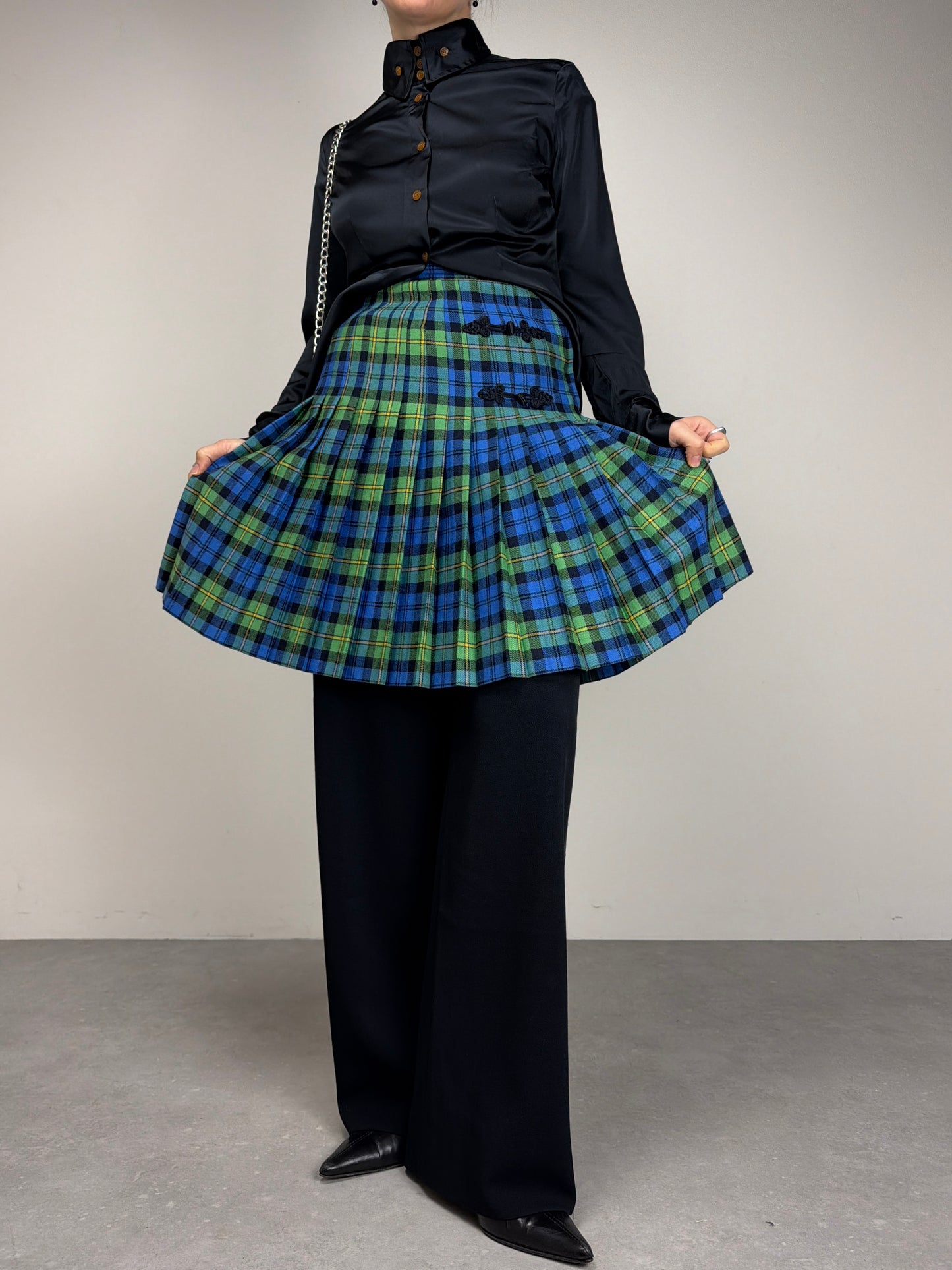 Gonna a pieghe in fantasia tartan con alamari