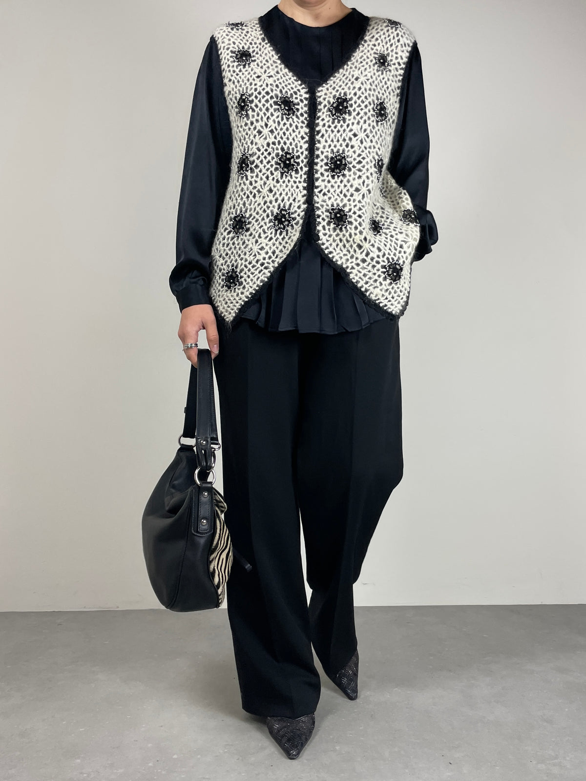 Gilet fatto a mano in lana con fiori e perline