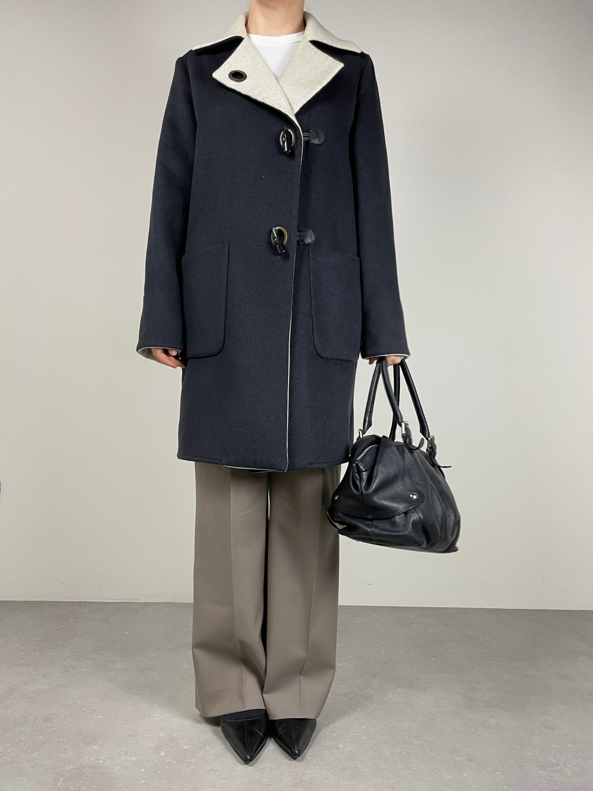 Cappotto grigio con alamari in lana, angora e cammello