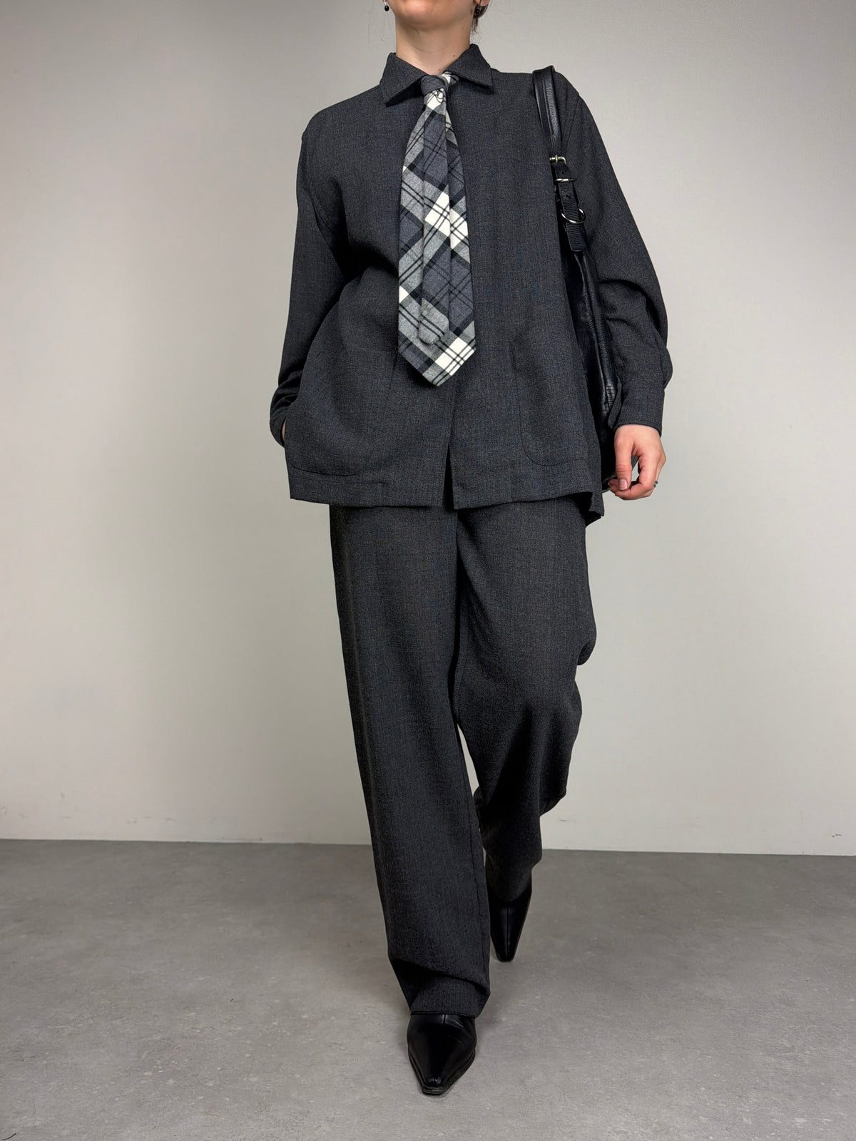 Completo in crêpe di lana con camicia e pantalone