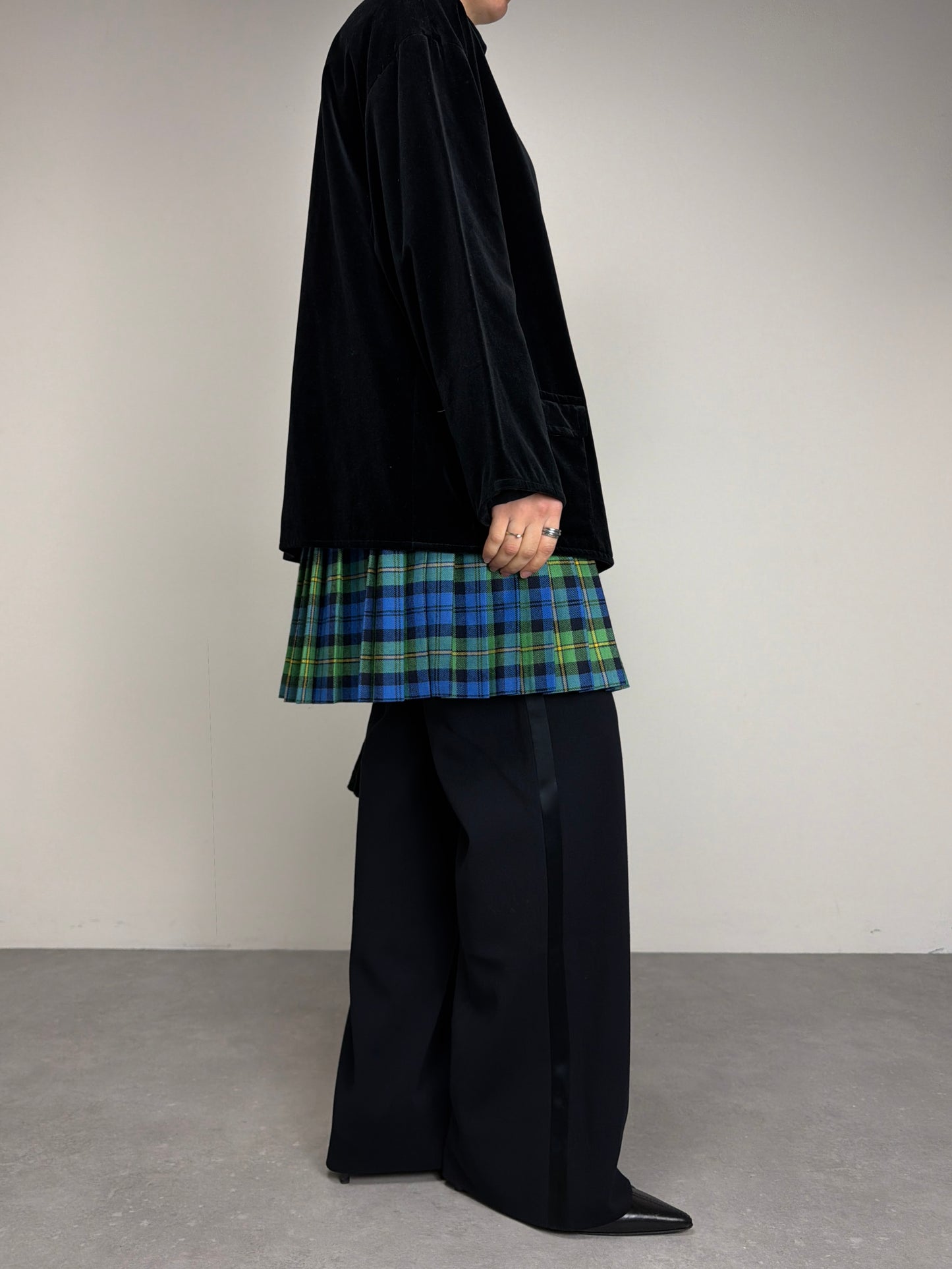 Giacca vintage in velluto di cotone nero con chiusura al collo