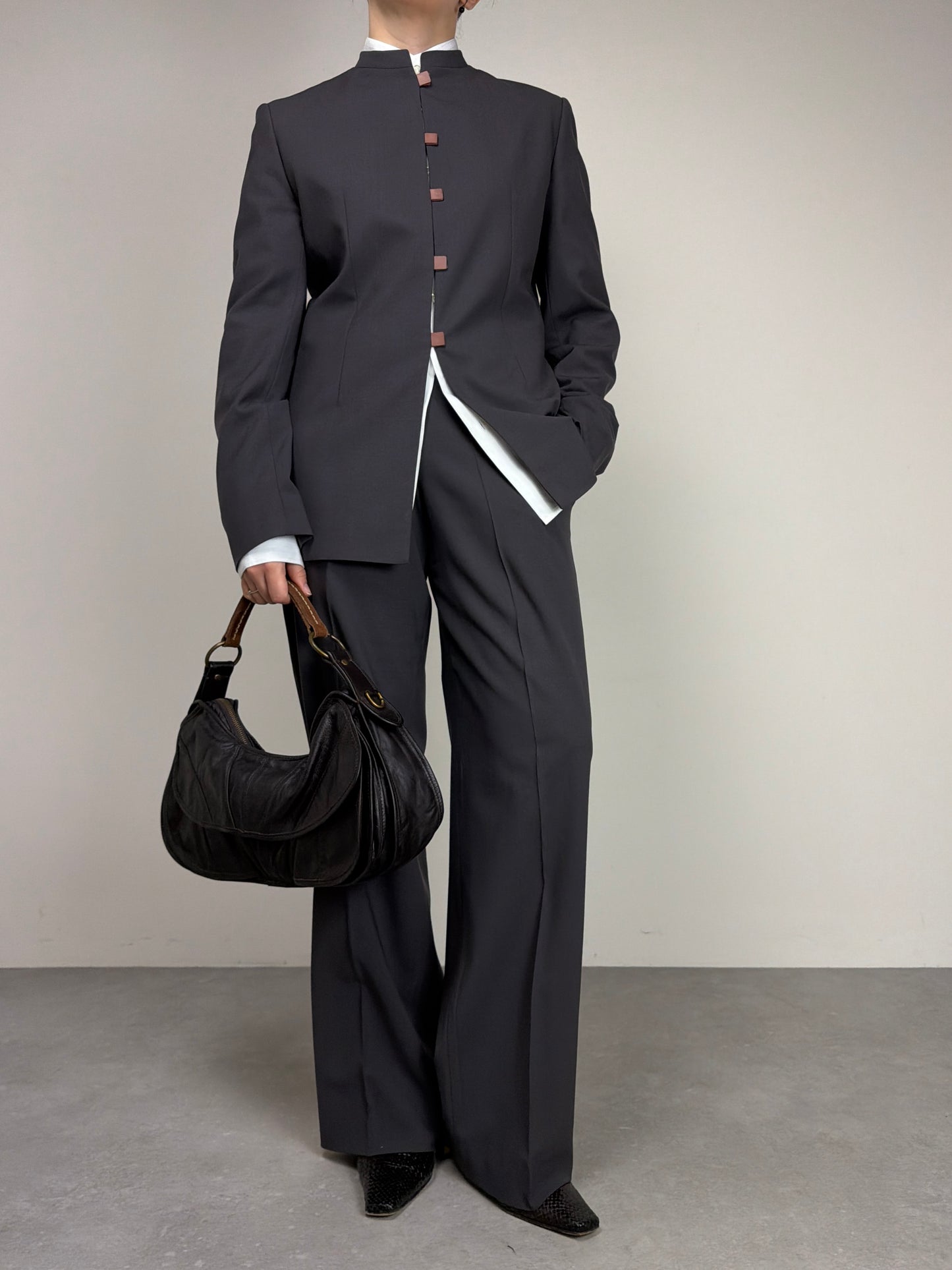 Completo vintage minimal in fresco di lana grigio salvia