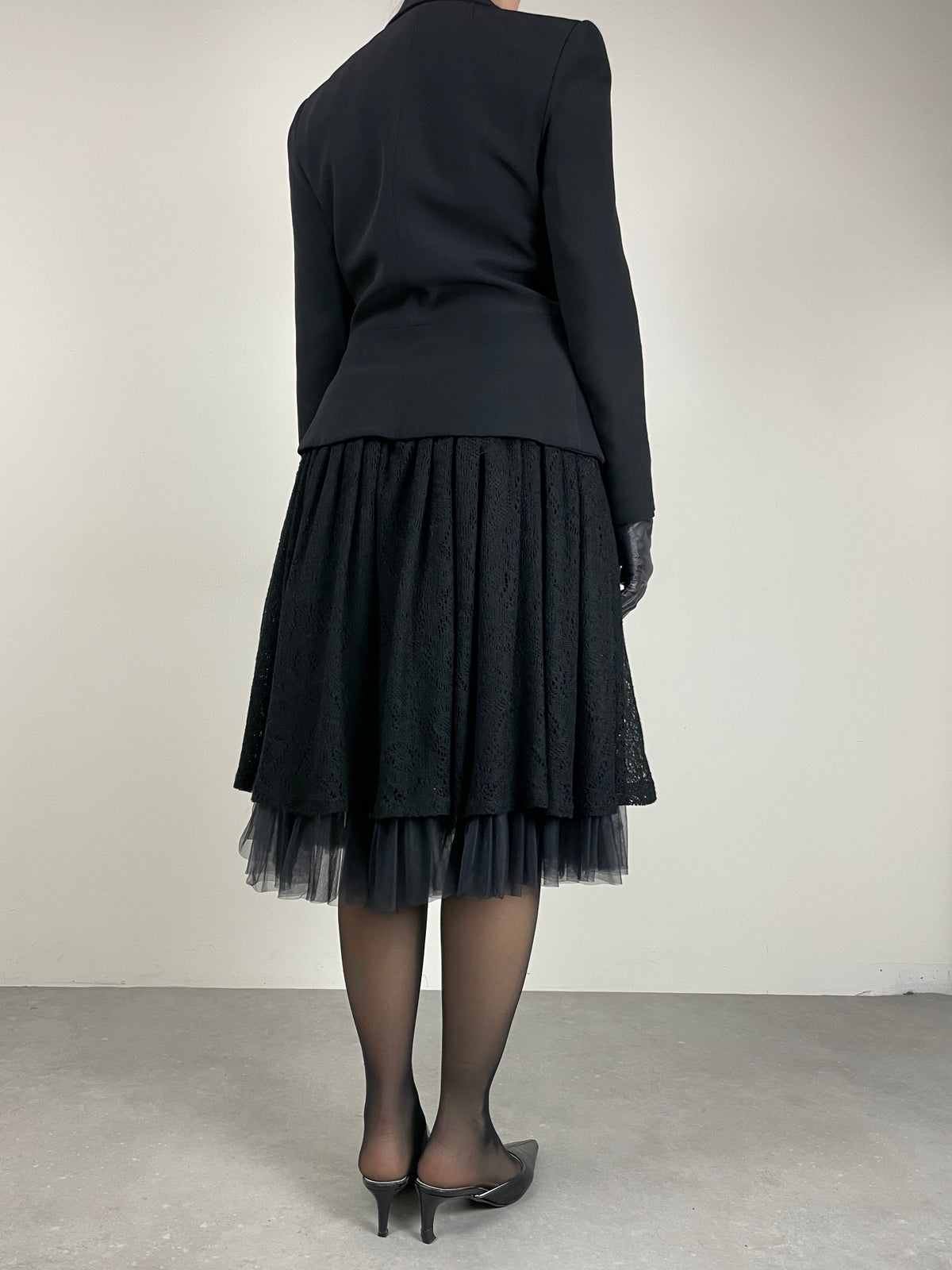 Blazer nero con ricamo intagliato
