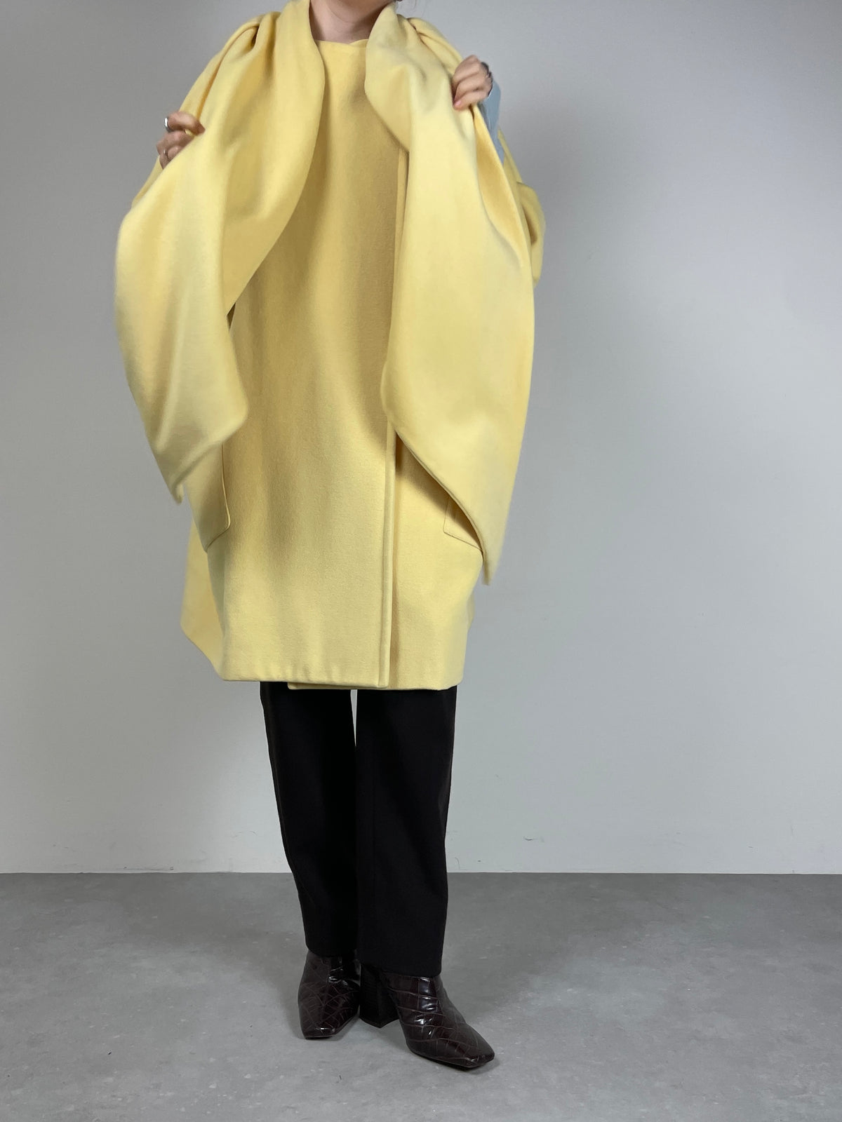 Cappotto in lana angora e cashmere con sciarpa integrata