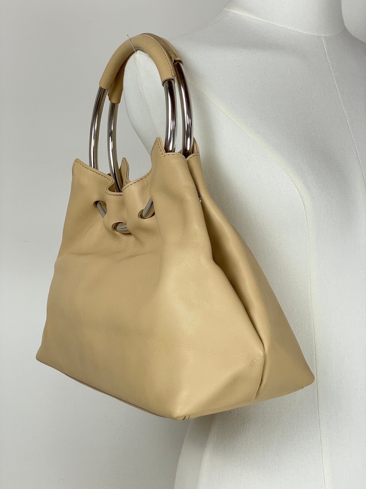 Borsa in vera pelle con manici in metallo