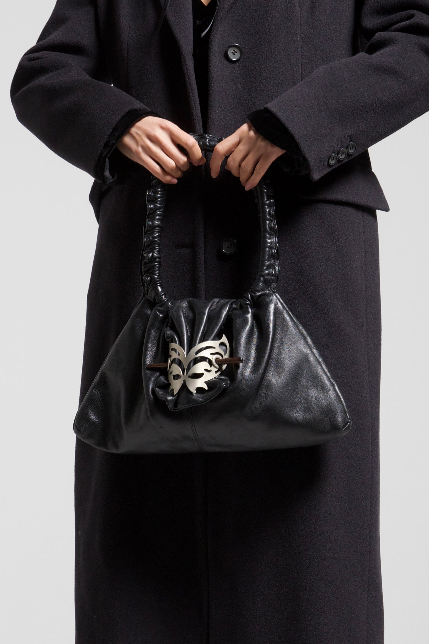Borsa in vera pelle con farfalla in metallo rimovibile