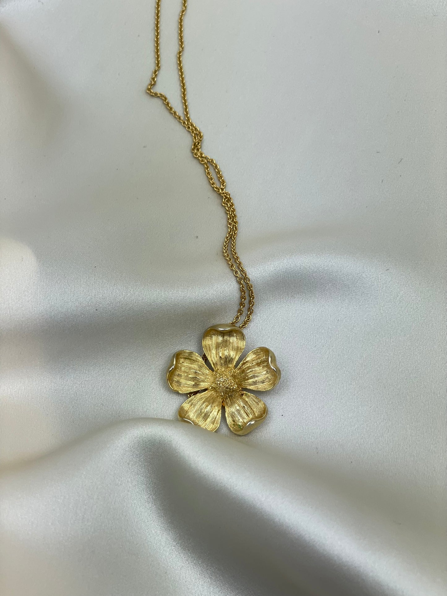 Collana vintage con pendente a fiore