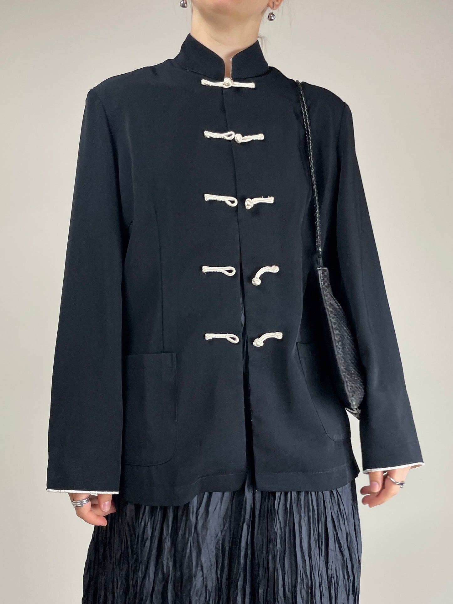 Giacca nera stile orientale con alamari bianchi
