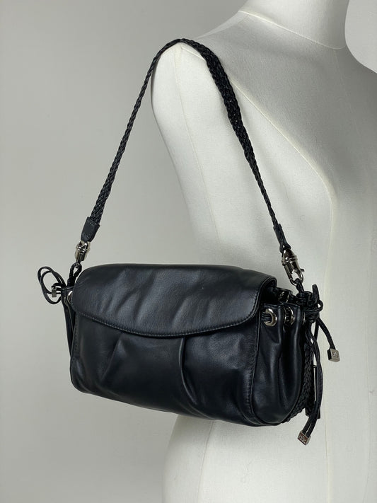Borsa baguette in pelle nera con manico intrecciato