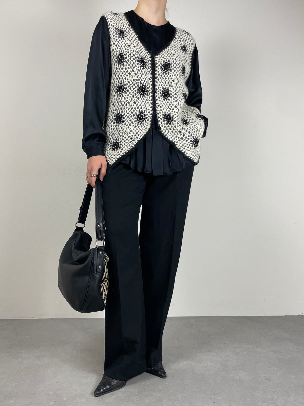 Gilet fatto a mano in lana con fiori e perline