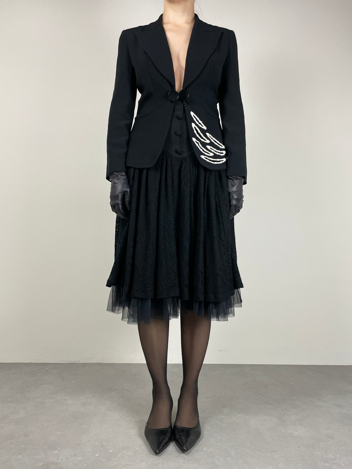 Blazer nero con ricamo intagliato