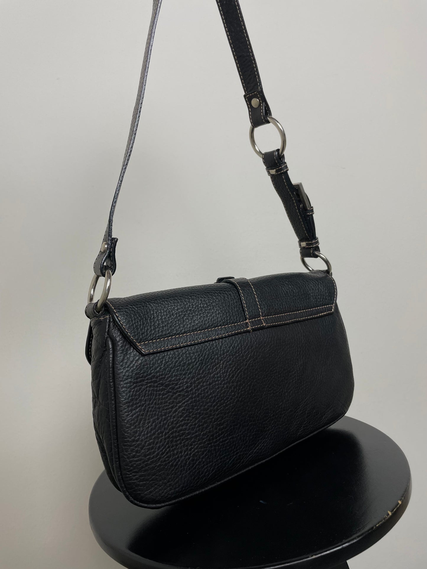 Borsa vintage in pelle martellata nera