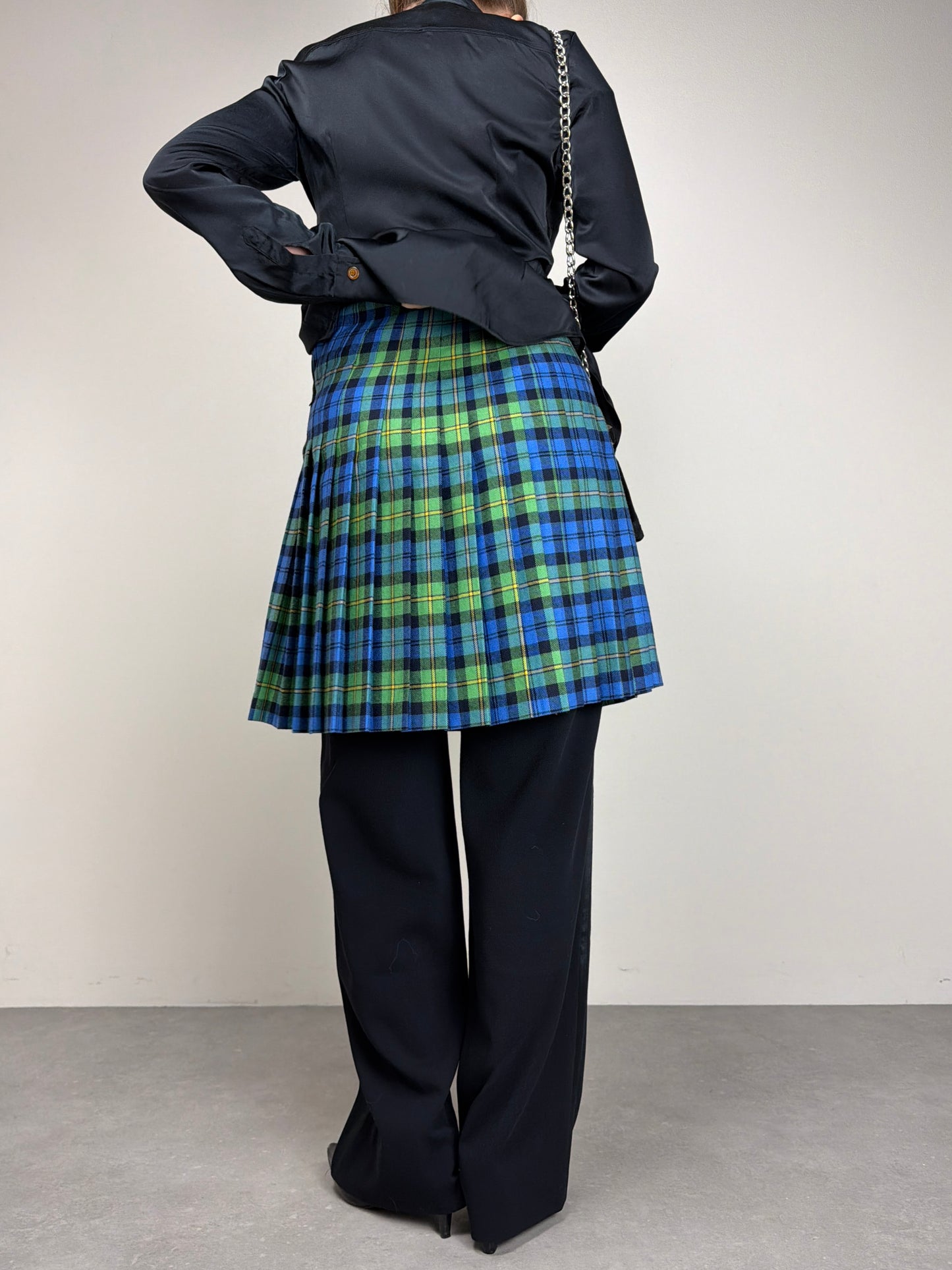 Gonna a pieghe in fantasia tartan con alamari